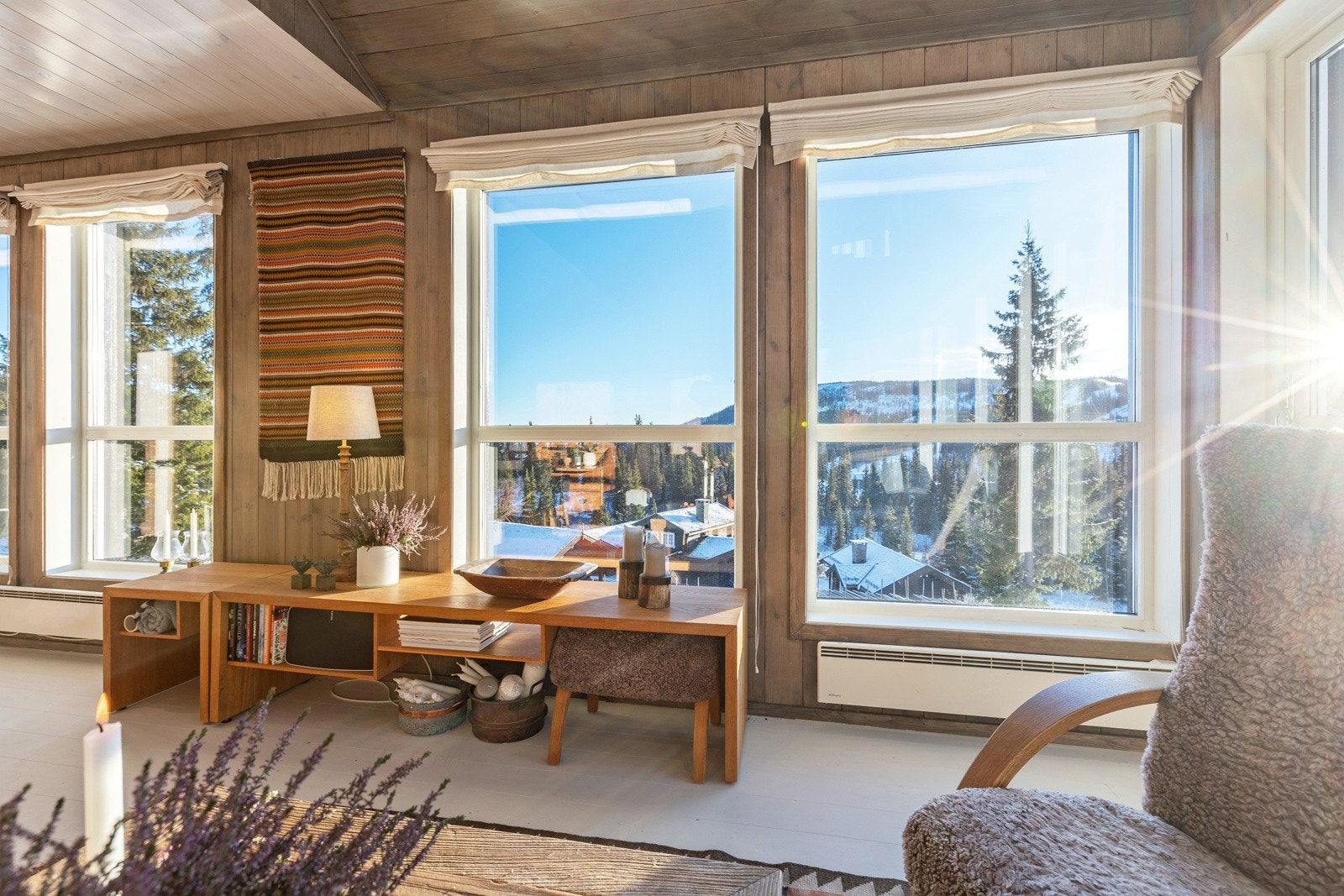 Fra hytta er det upåklagelig utsikt over dalen og fjellene. Galleribilde