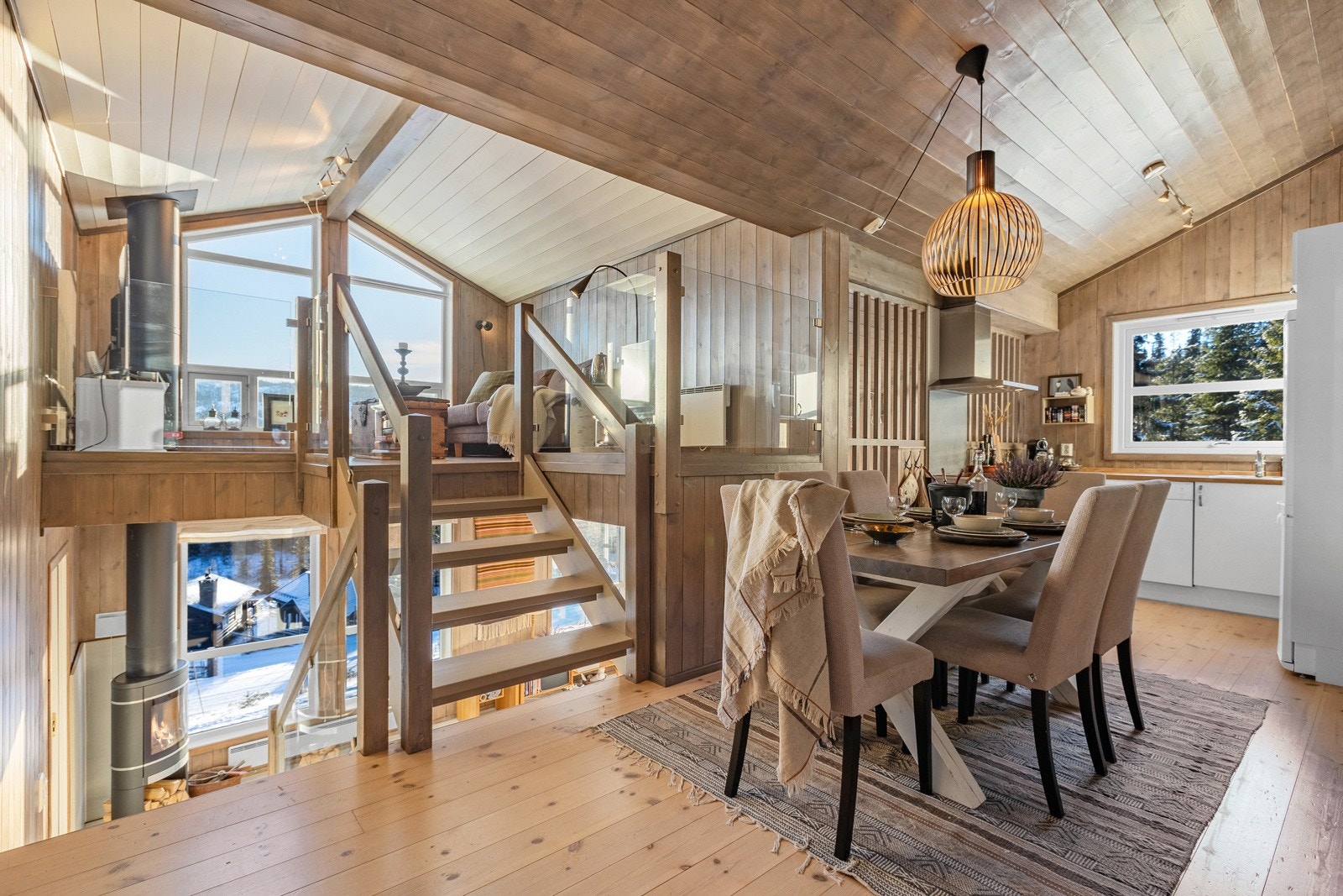 Spisestuen ligger et halvplan opp fra stuen. Galleribilde