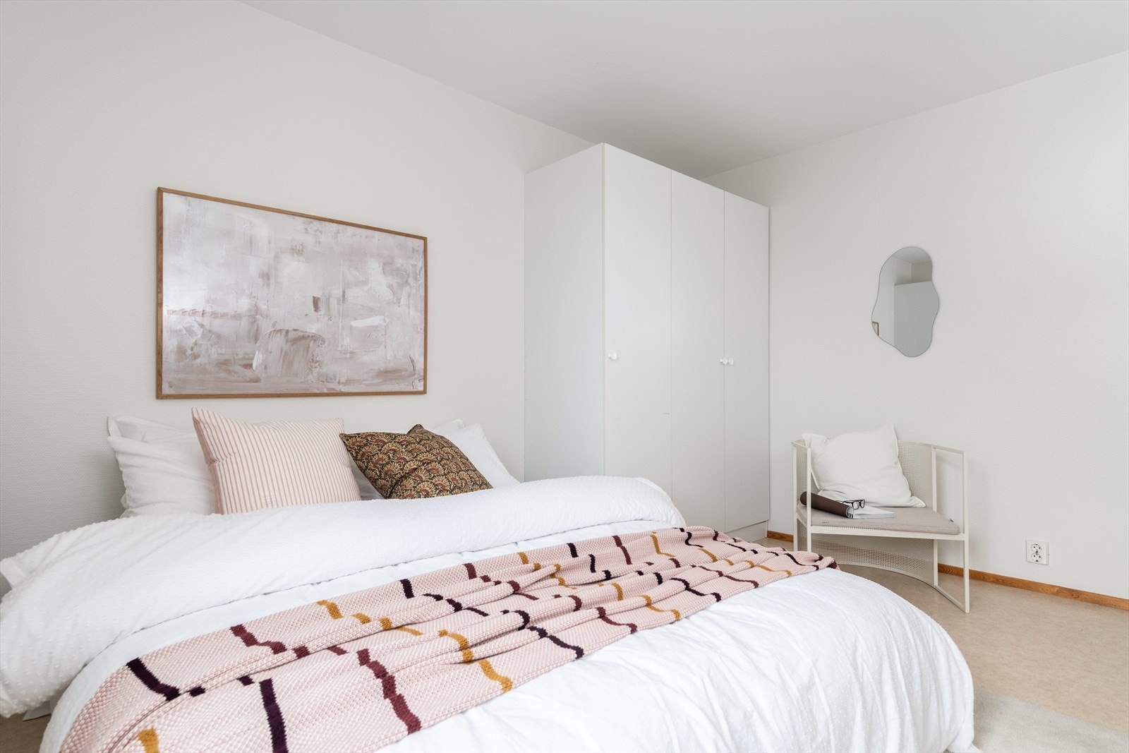 Det er godt med skapplass på soverommet Galleribilde