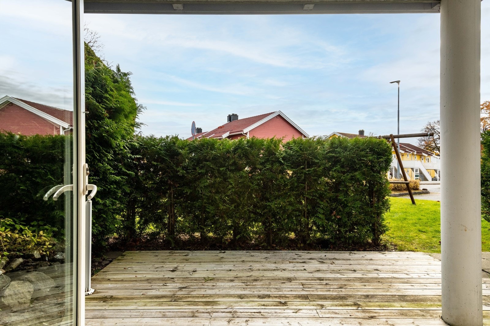 Flott skjermet uteplass med god plass til møbler. Galleribilde