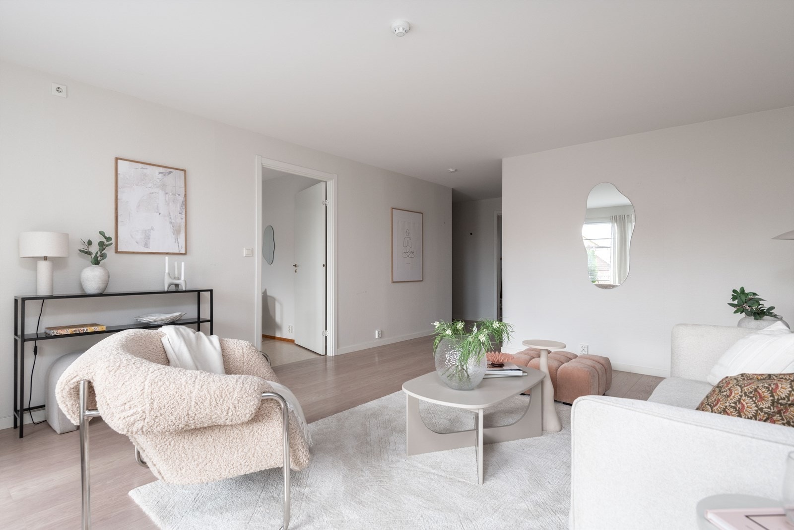 Stuen er romslig og kan romme både spisebord og sofagruppe om ønskelig Galleribilde