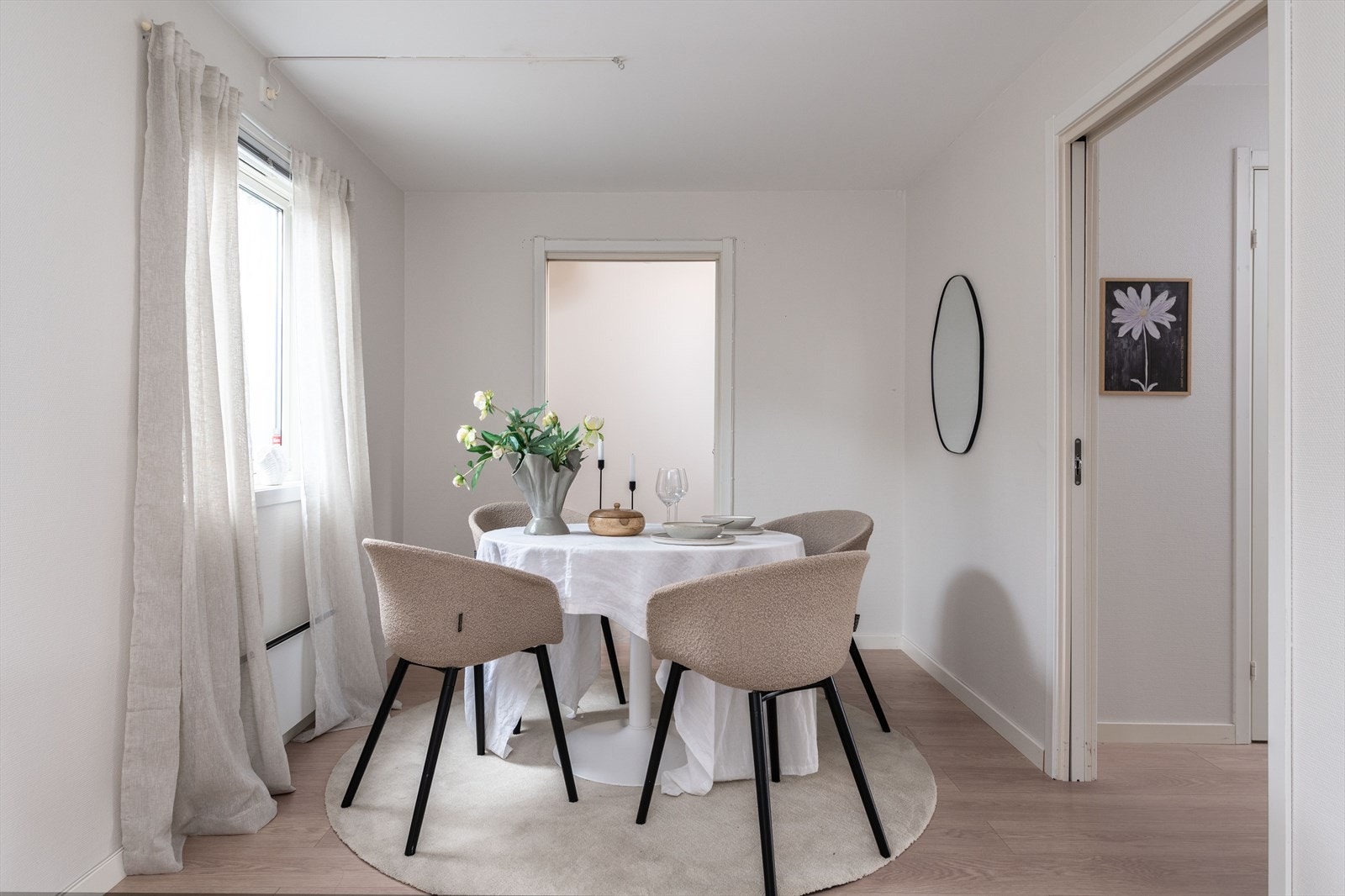 Kjøkken med spisekammer/bod Galleribilde