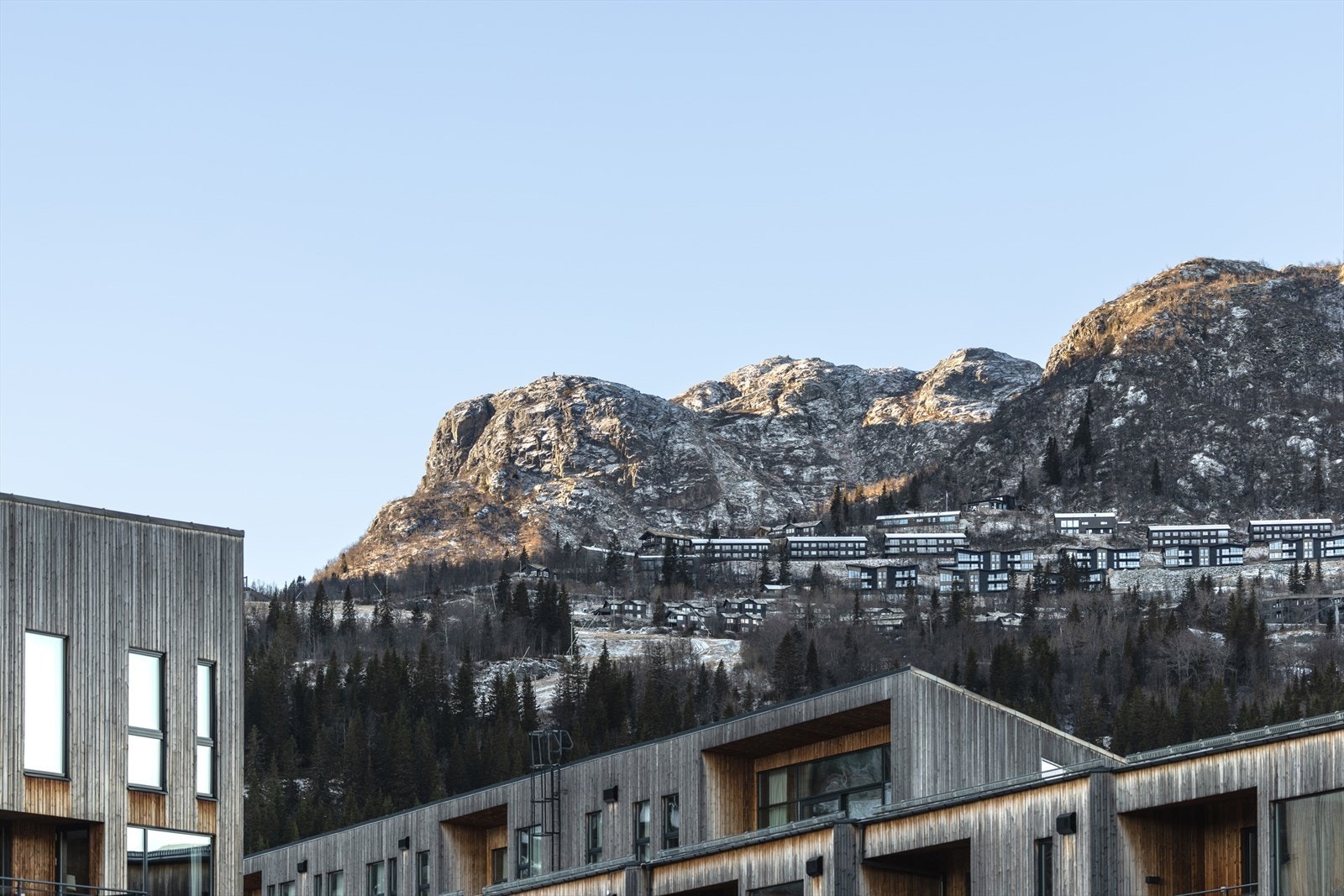 Utsikt mot skianlegget og fjellene! Galleribilde