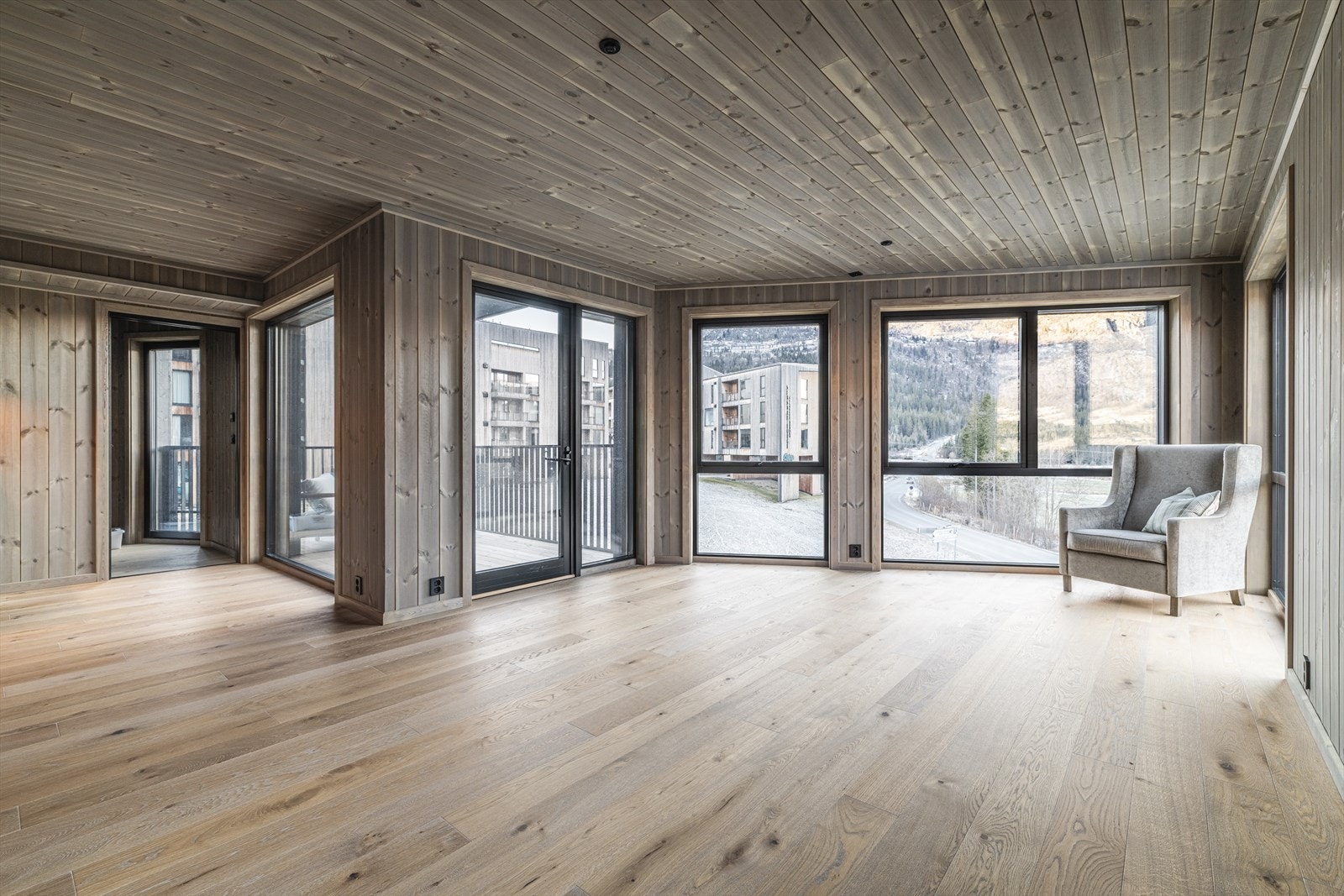 Leiligheten er en ende- og hjørne seksjon med vinduer fra gulv til tak. Godt lysinnslipp i oppholdsrommet. Galleribilde