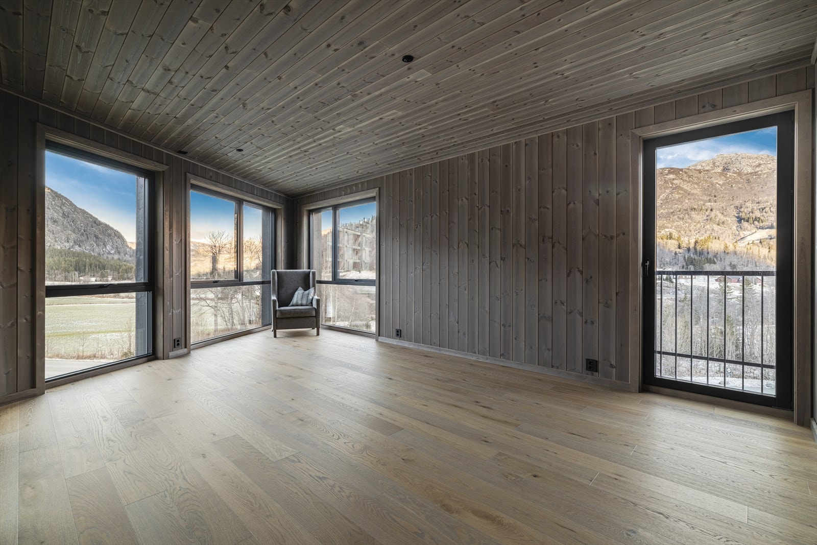 Vegger i stående beiset interiørpanel i furu, gulv i 1-stavs eikeparkett. Galleribilde