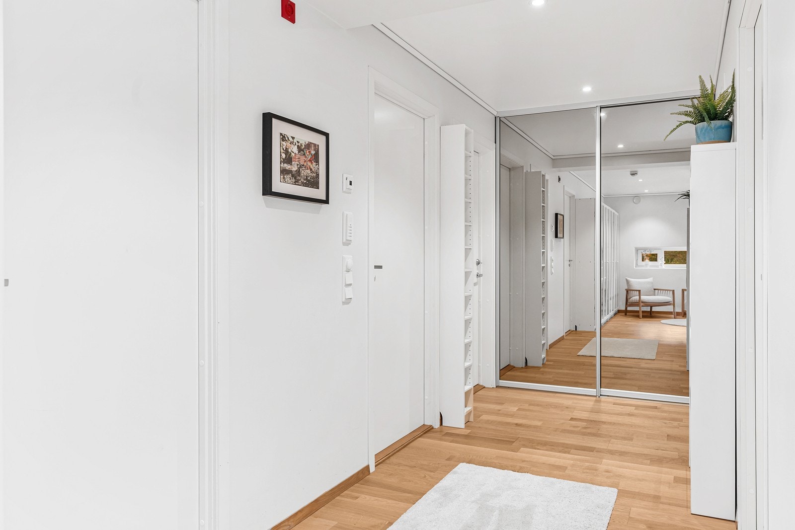 Lys og romslig entré med skyvedørsgarderobe med speilfronter. Velkommen inn! Galleribilde