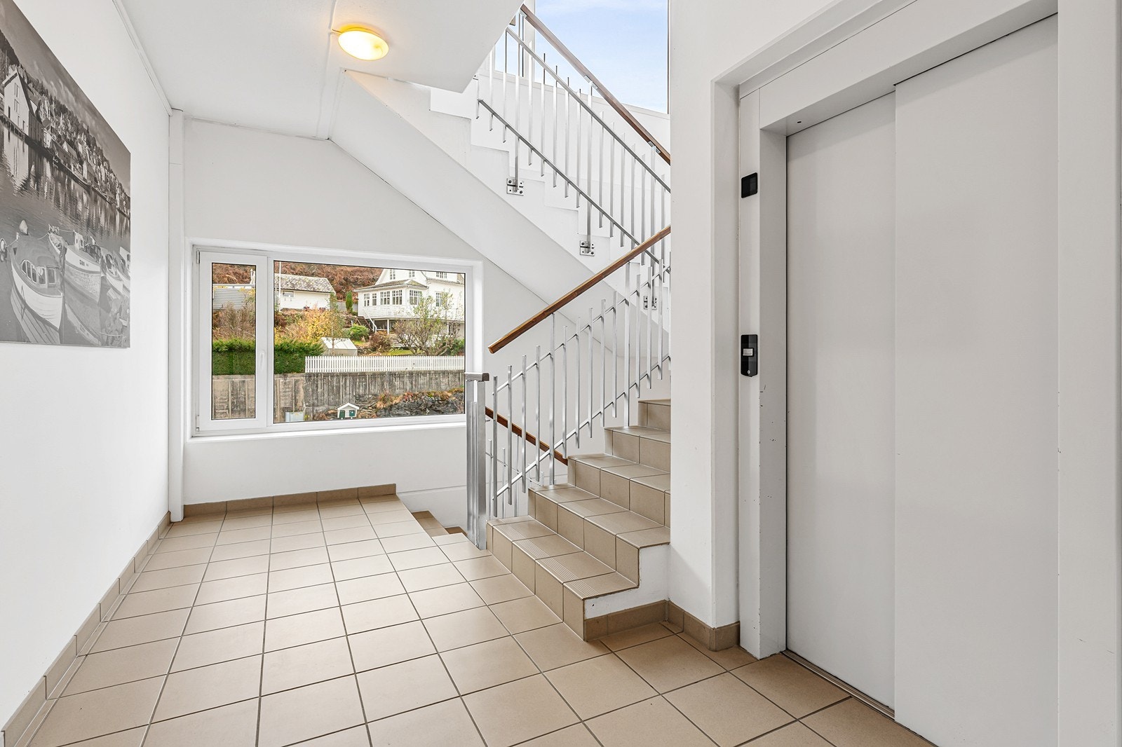 Det er adkomst til leiligheten via heis. Galleribilde