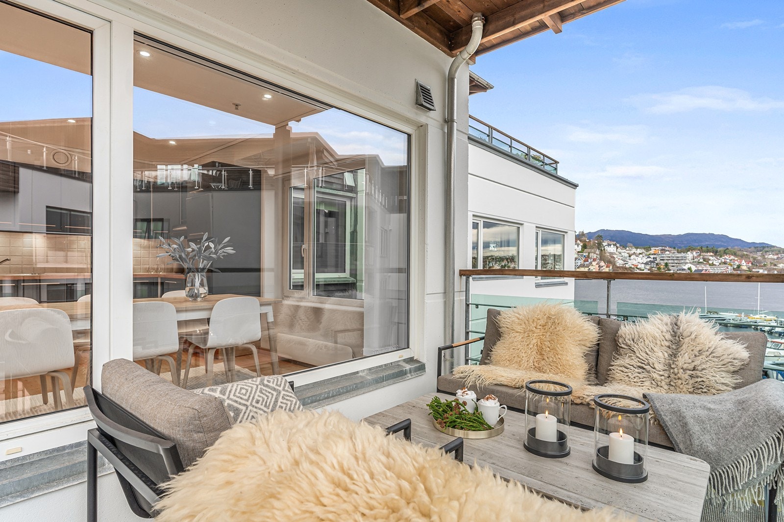 Lys og fin leilighet med balkong og flott utsikt mot sjøen og småbåthavna. Galleribilde