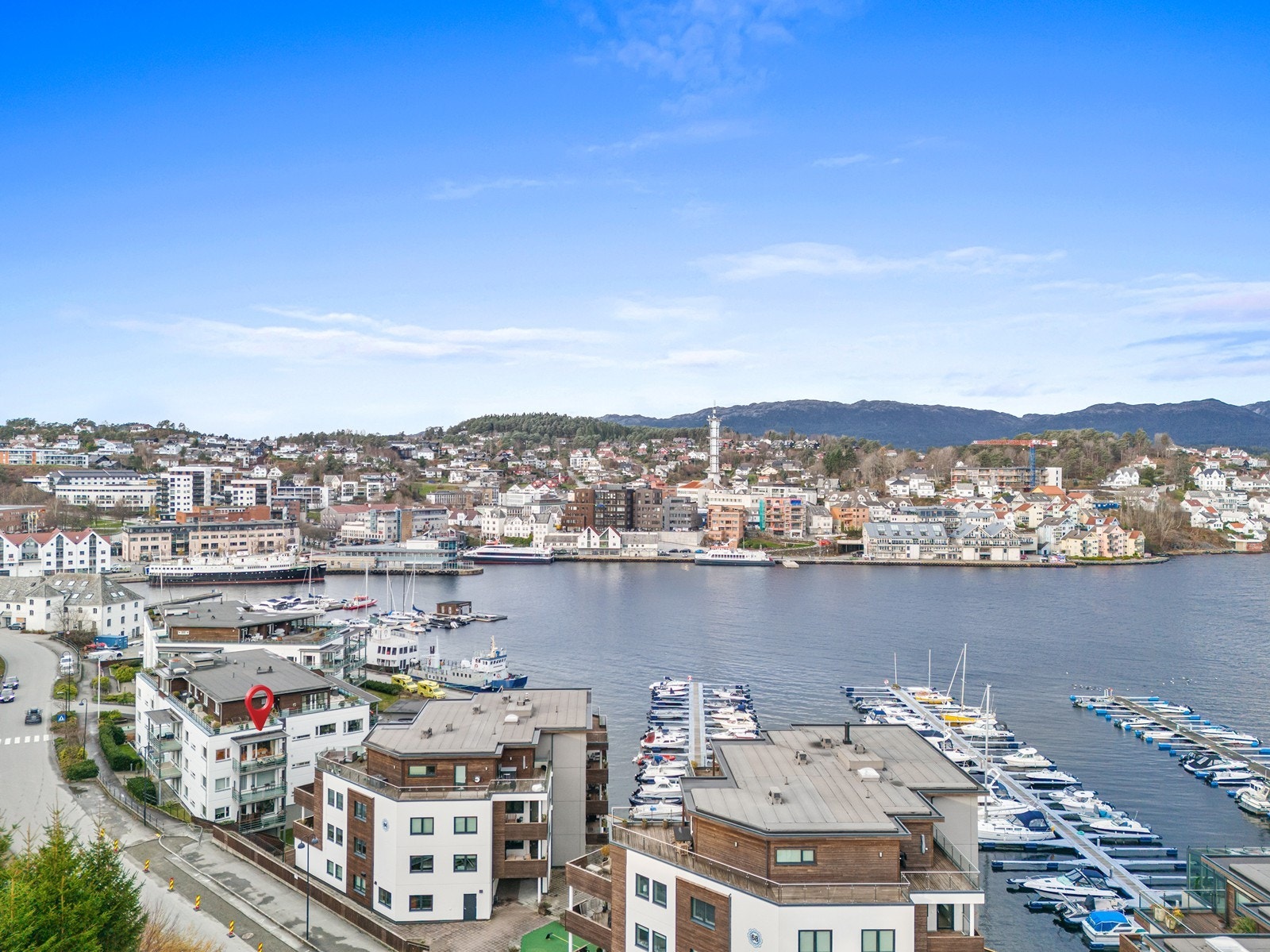 Fra leiligheten er det også kort avstand til både båtkai og bussterminal, med hyppige adganger. Galleribilde