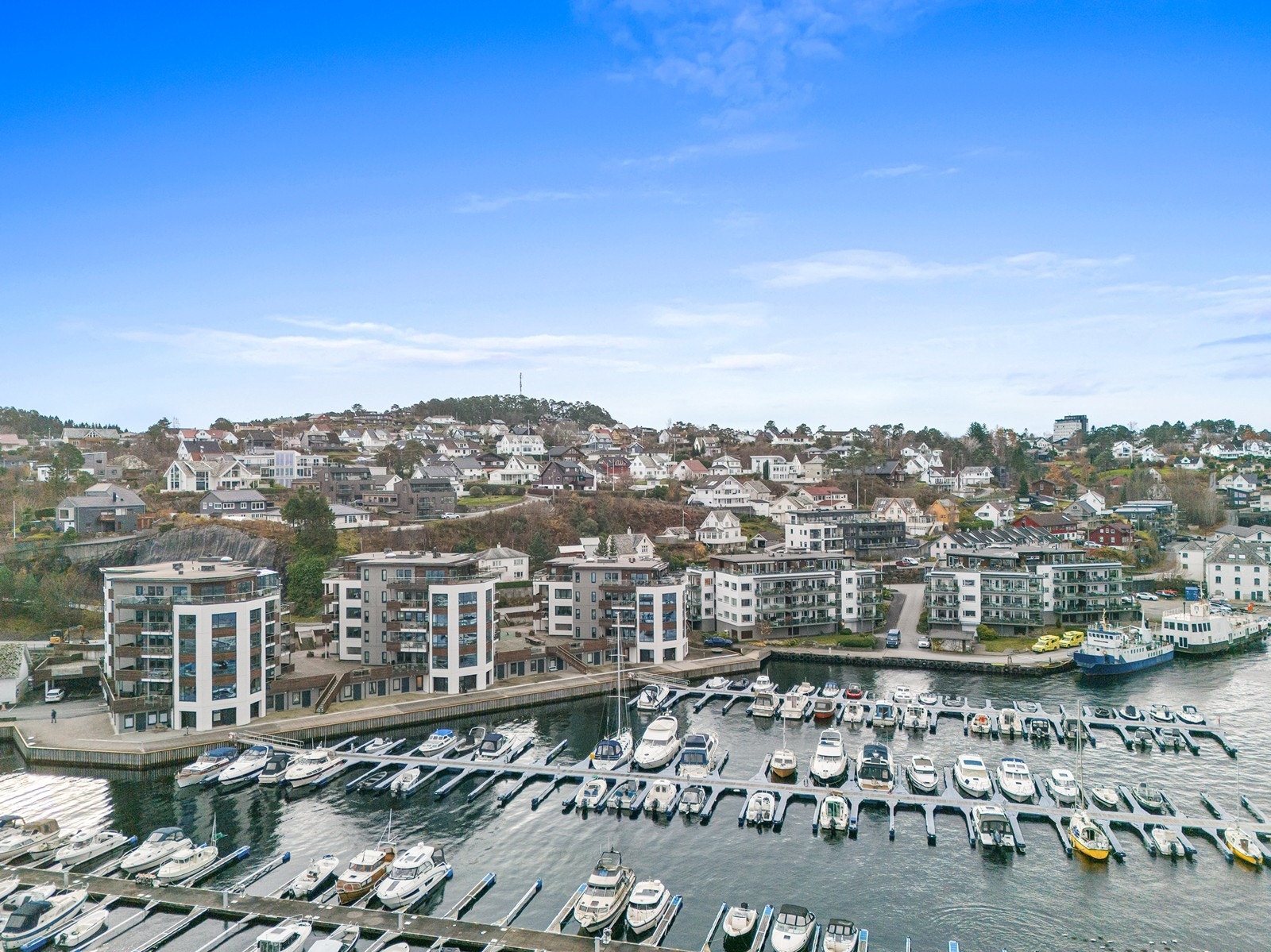 Leiligheten ligger sentralt i Leirvik sentrum, med kort avstand til "alt". Galleribilde