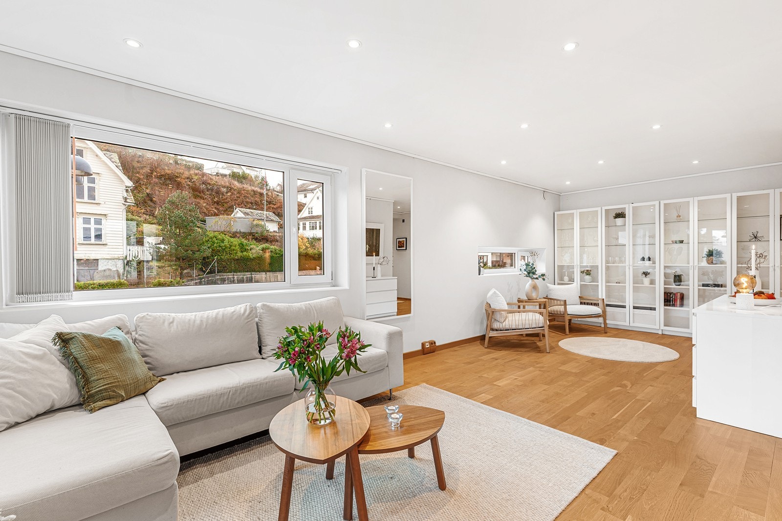 Leiligheten er av god størrelse og holder en gjennomgående god standard, med parkett på alle gulvflater og malte, slette vegger og himlingsflater. Galleribilde