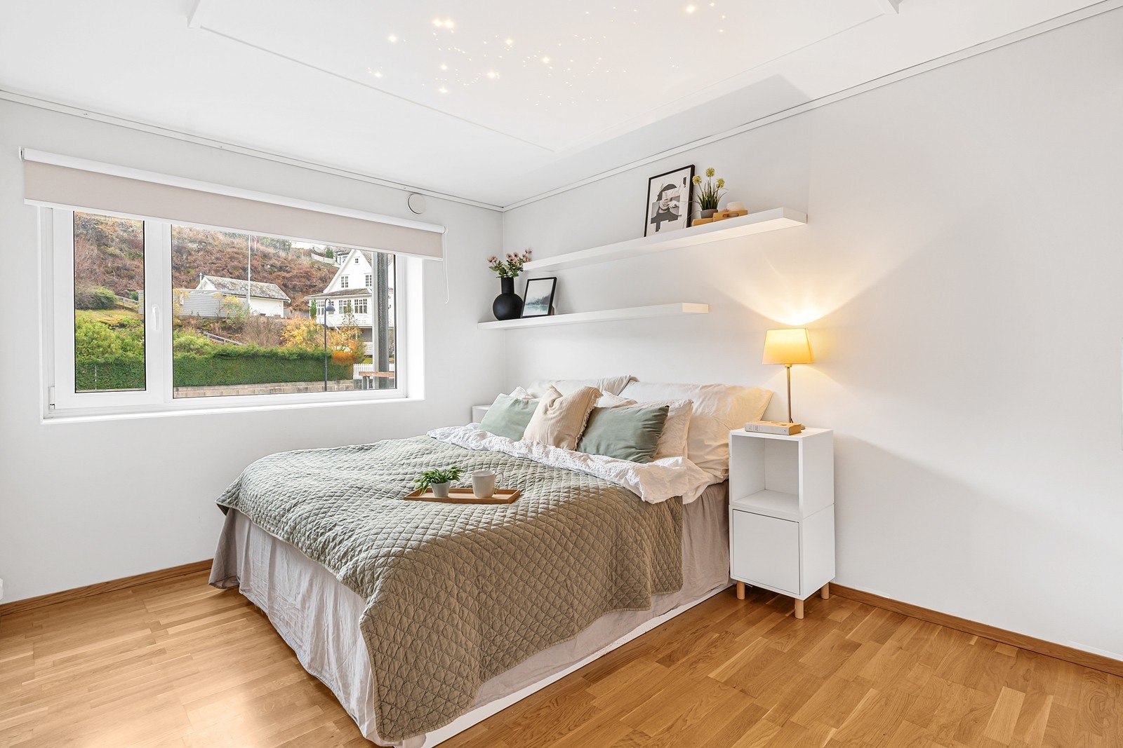 Hovedsoverommet er av god størrelse og har plass til både dobbeltseng og ønsket møblement. Galleribilde