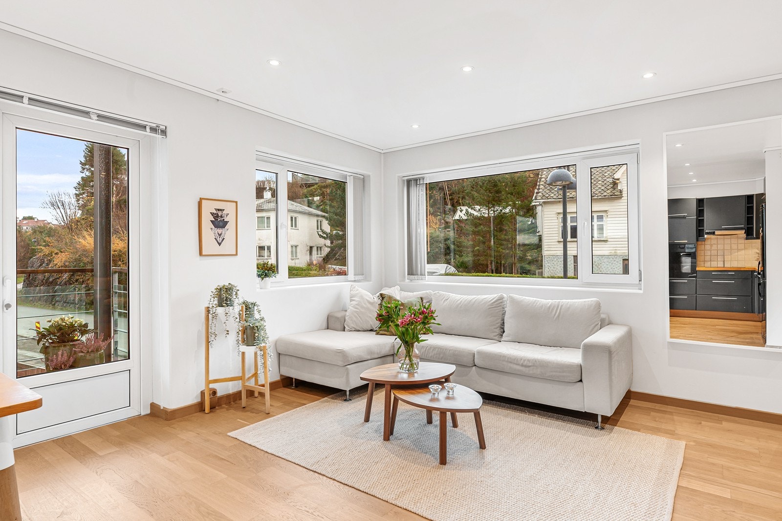 Store vindusflater slipper inn rikelig med dagslys Galleribilde