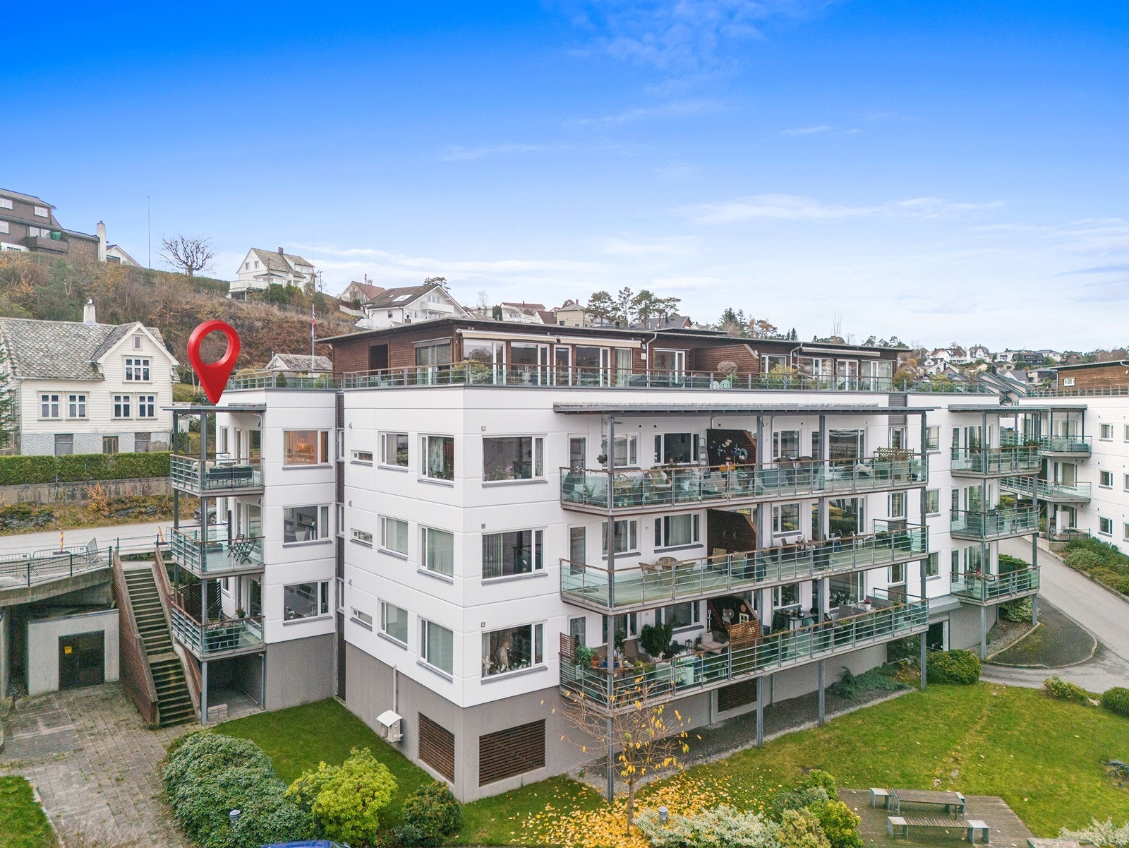 Leilgheten har en fin beliggenhet i byggets 3. etasje Galleribilde