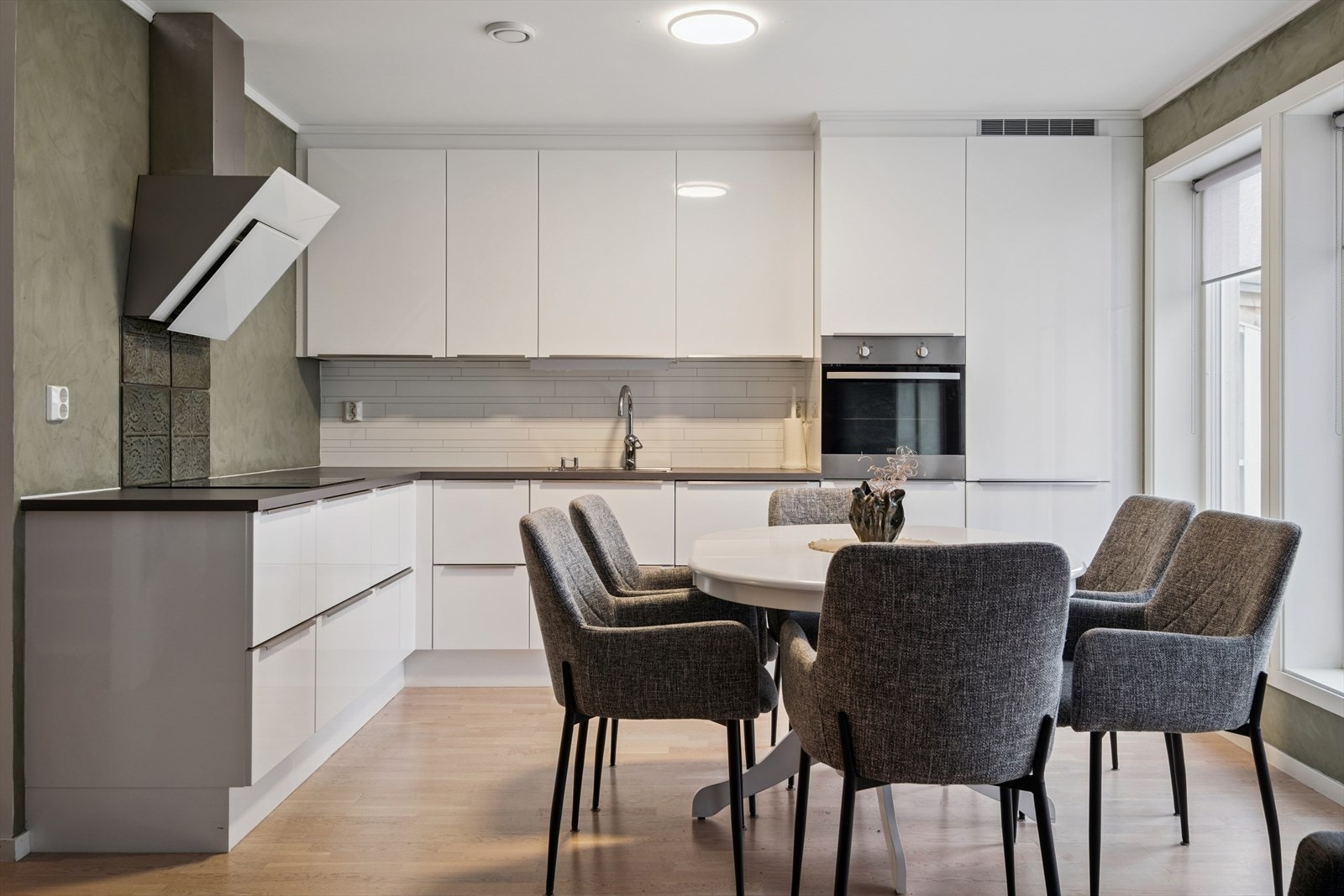 Tidløst kjøkken med integrerte hvitevarer. Nytt kjøleskap og oppvaskmaskin fra 2024. Galleribilde