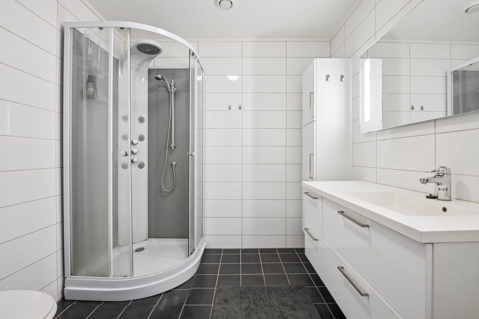 Tidløst bad på 5 kvm med gulvvarme. Galleribilde