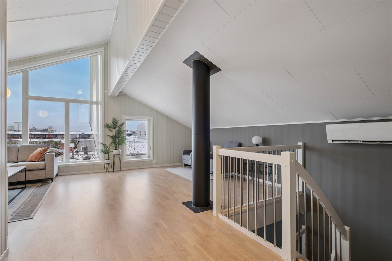 Oppe i 2 etg. har man en stue, takterrasse og 3 soverom. Galleribilde