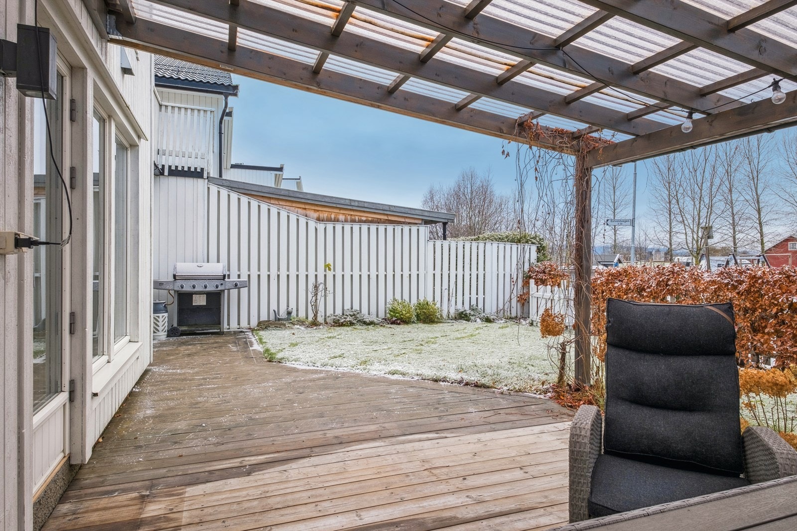 Uteområdet vender mot Vest, som gir gode solforhold fra midt på dagen til sen kveld. Galleribilde