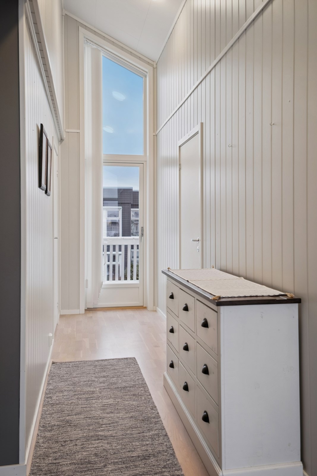 Soveromsfløy i 2etg. Utgang til luftebalkong mot Øst og gårdplass. Galleribilde