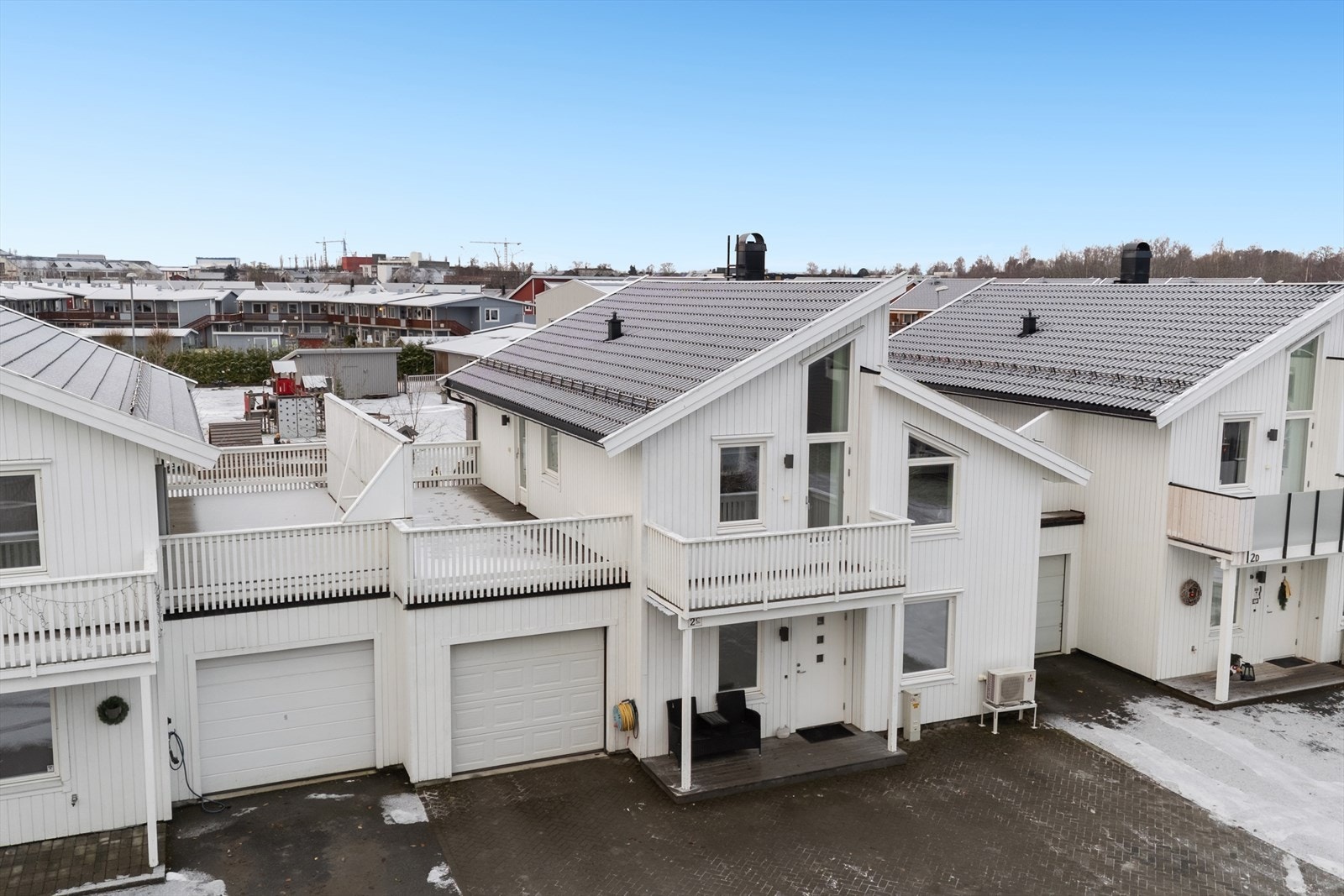 Det er god plass til parkering med egen garasje, samt parkering på belegningsstein(3-4 biler) Galleribilde