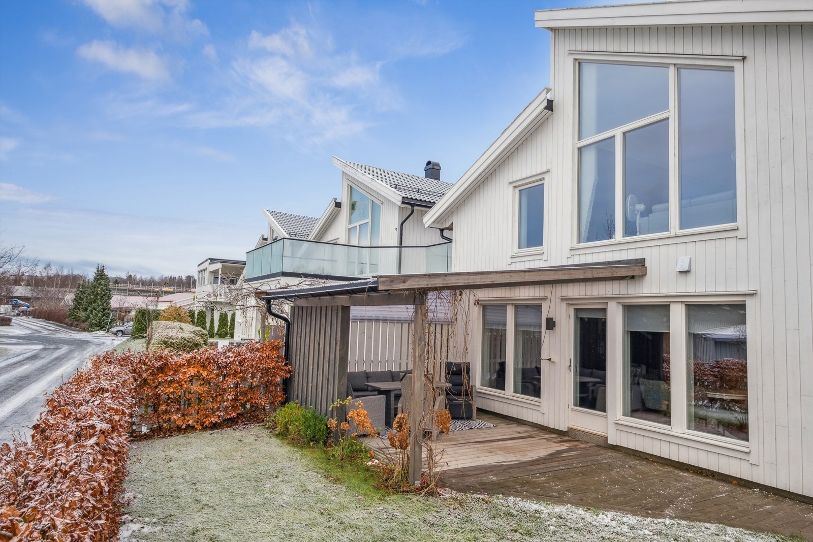 Fra stuen har man utgang til et pent opparbeidet uteområde. Galleribilde