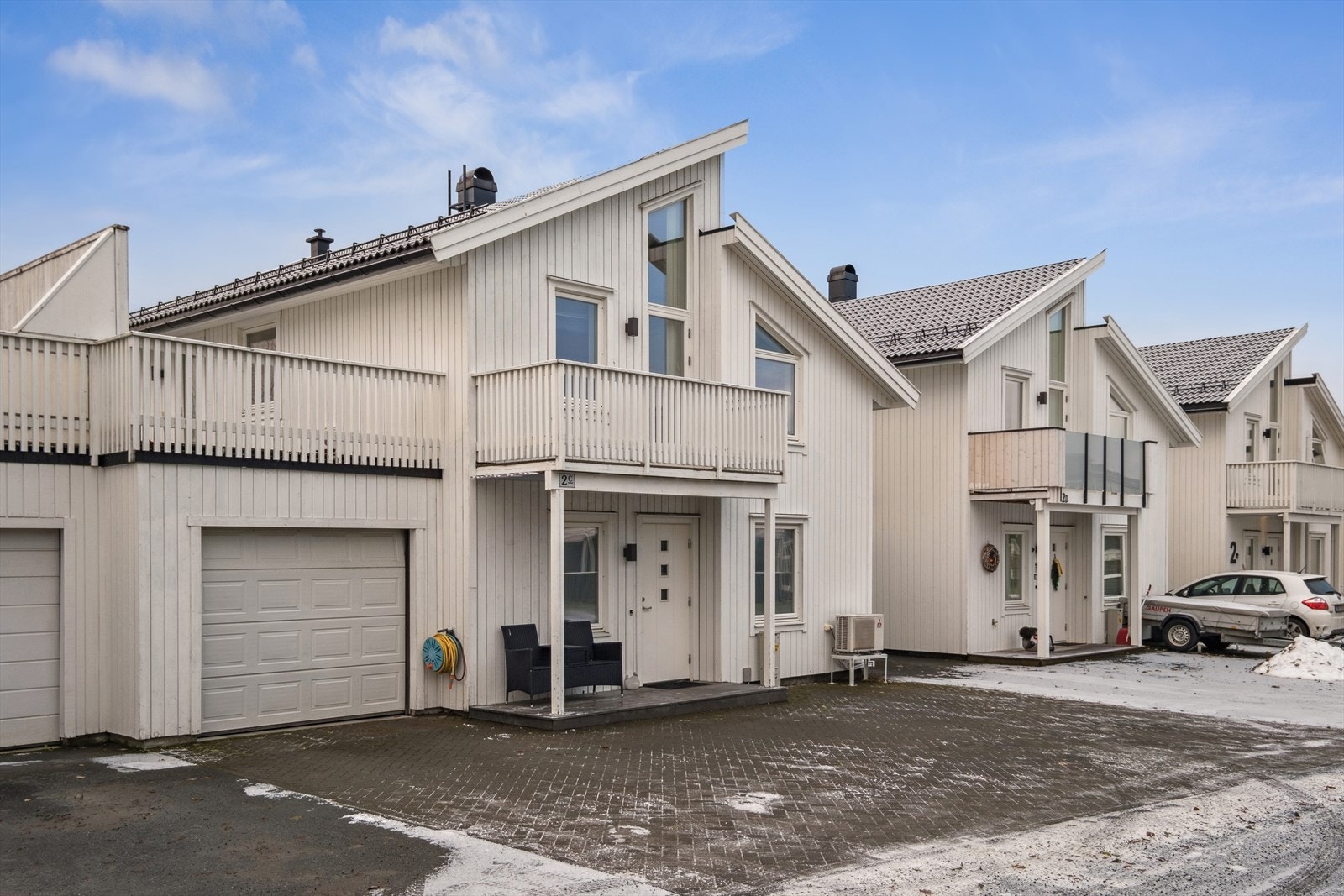 Moderne enebolig i kjede fra 2014 med varmepumpe og vedovn til oppvarming. Galleribilde