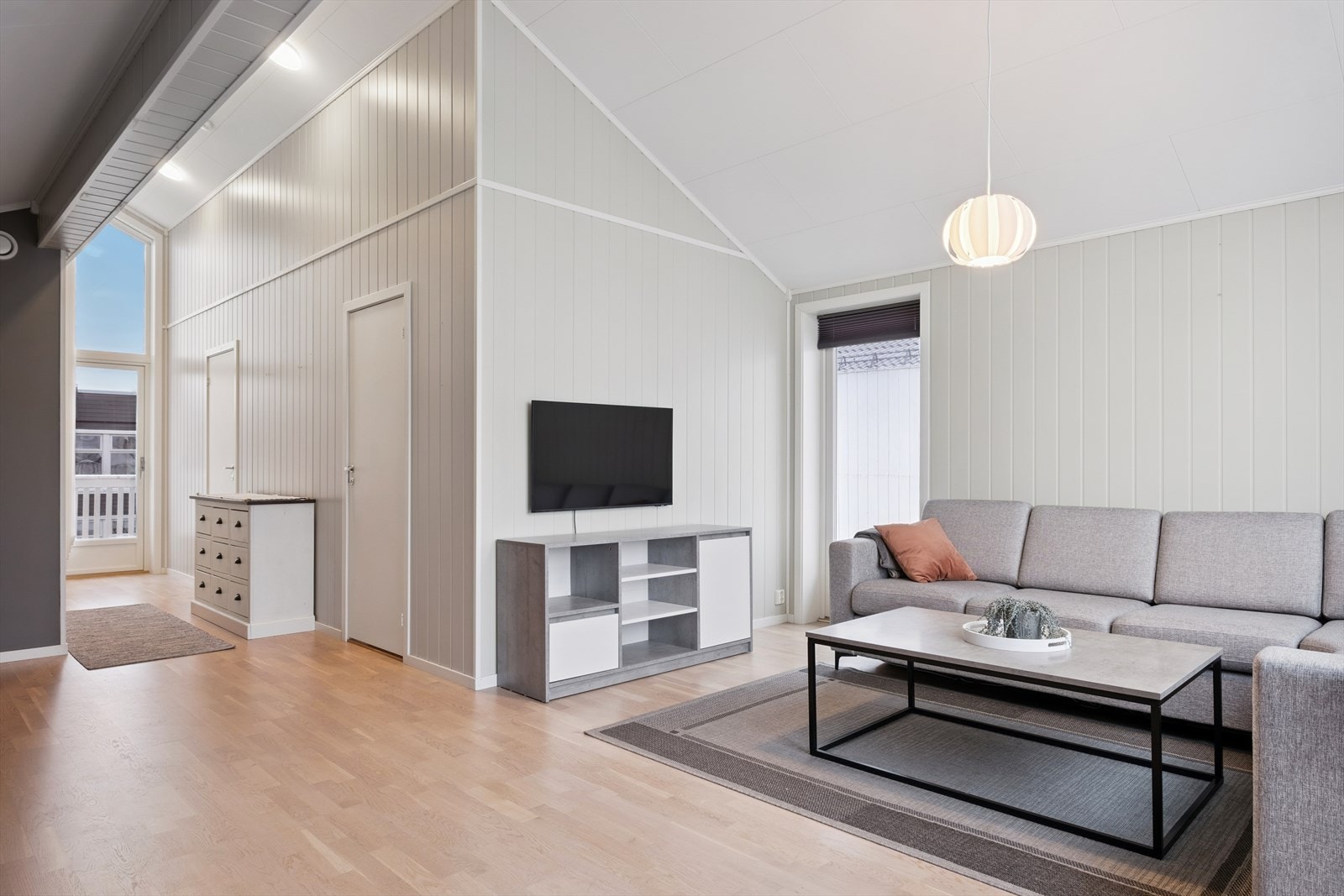 Boligen har gåavstand til barnehage og skoler. ca. 500m til nærmeste dagligvare og sentrum. Galleribilde