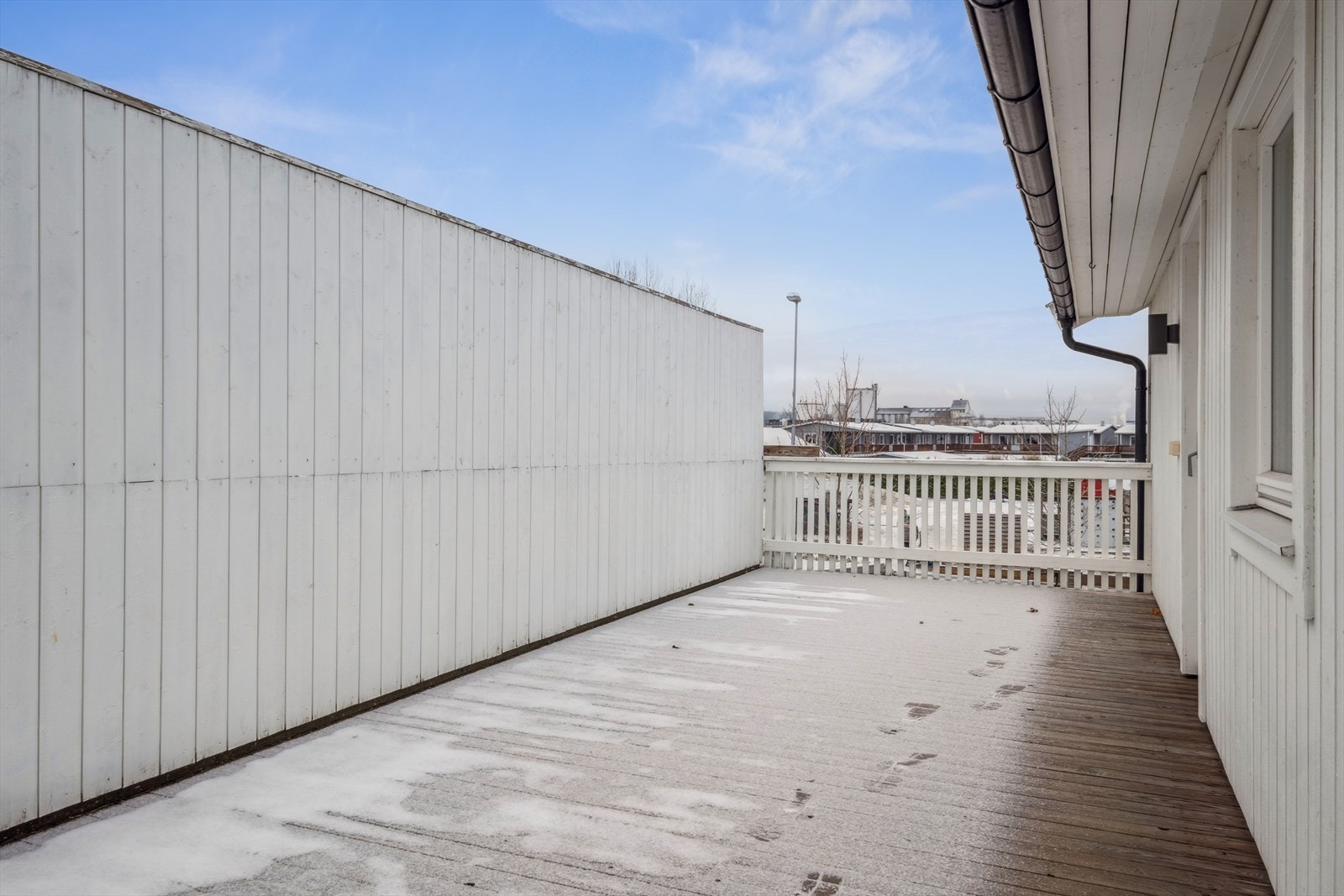 Takterrassen er på hele 35 kvm og er skjermet mot innsyn. Gode solforhold gjennom hele dagen. Galleribilde