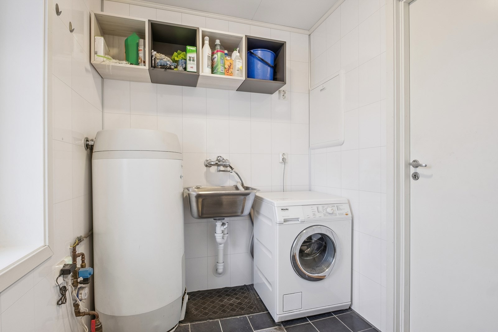 Praktisk vaskerom like innenfor døra med teknisk rom inn til høyre. Galleribilde