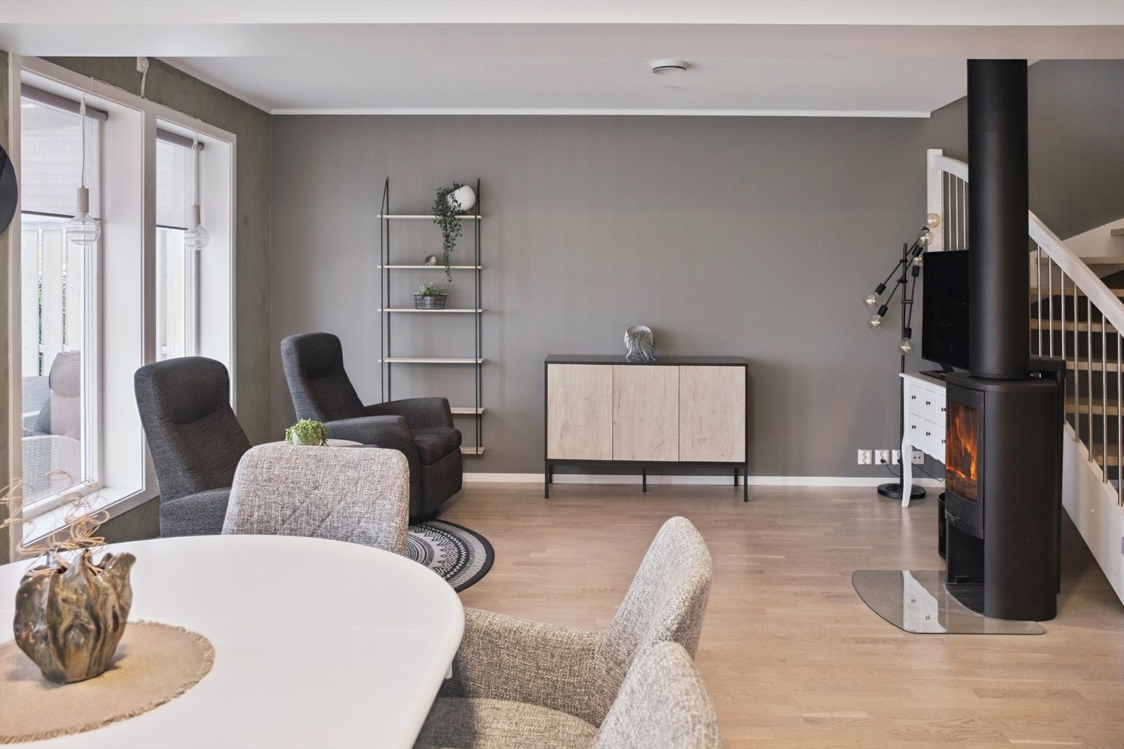 Stua er på 25 kvm og har store vindusflater som gir mye lys inn i rommet. Koselig vedovn til oppvarming. Galleribilde