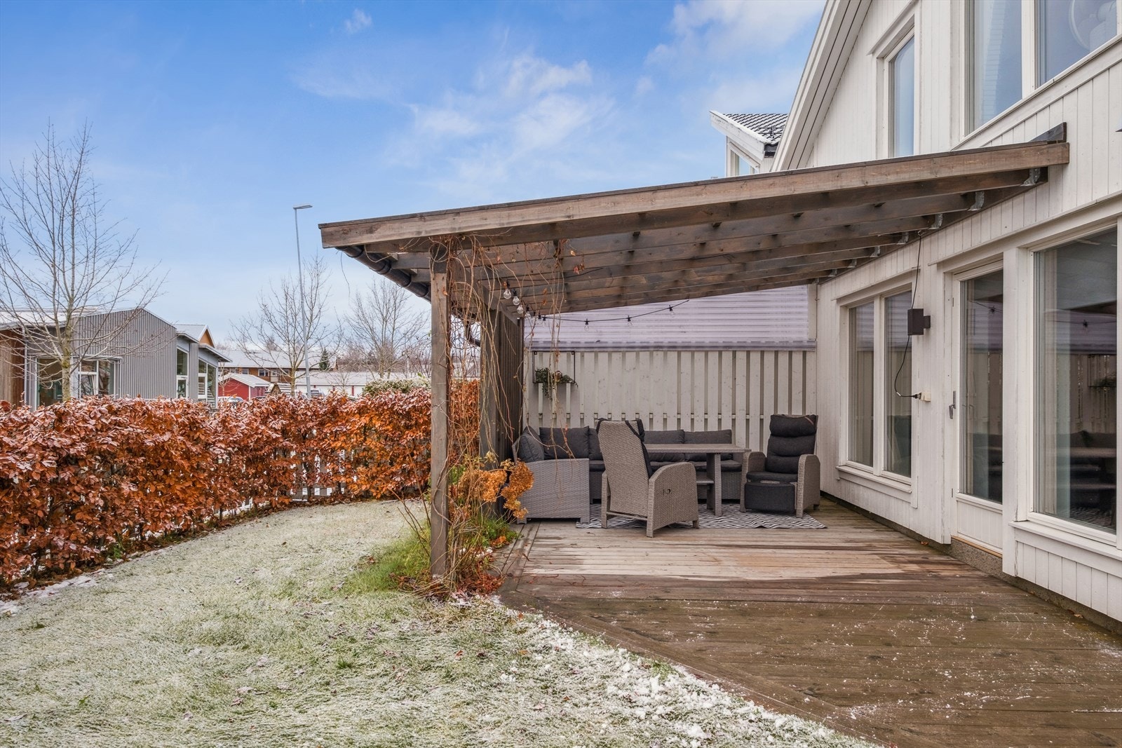 Takoverbygd platting med god plass til sittegruppe. Galleribilde