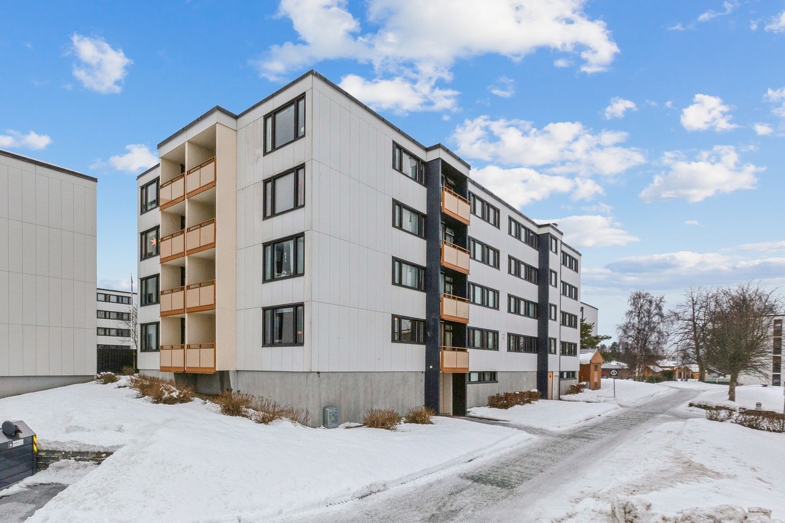 Fasade- Gode bussforbindelser med hyppige avganger og flere busstopp i nærheten. Galleribilde