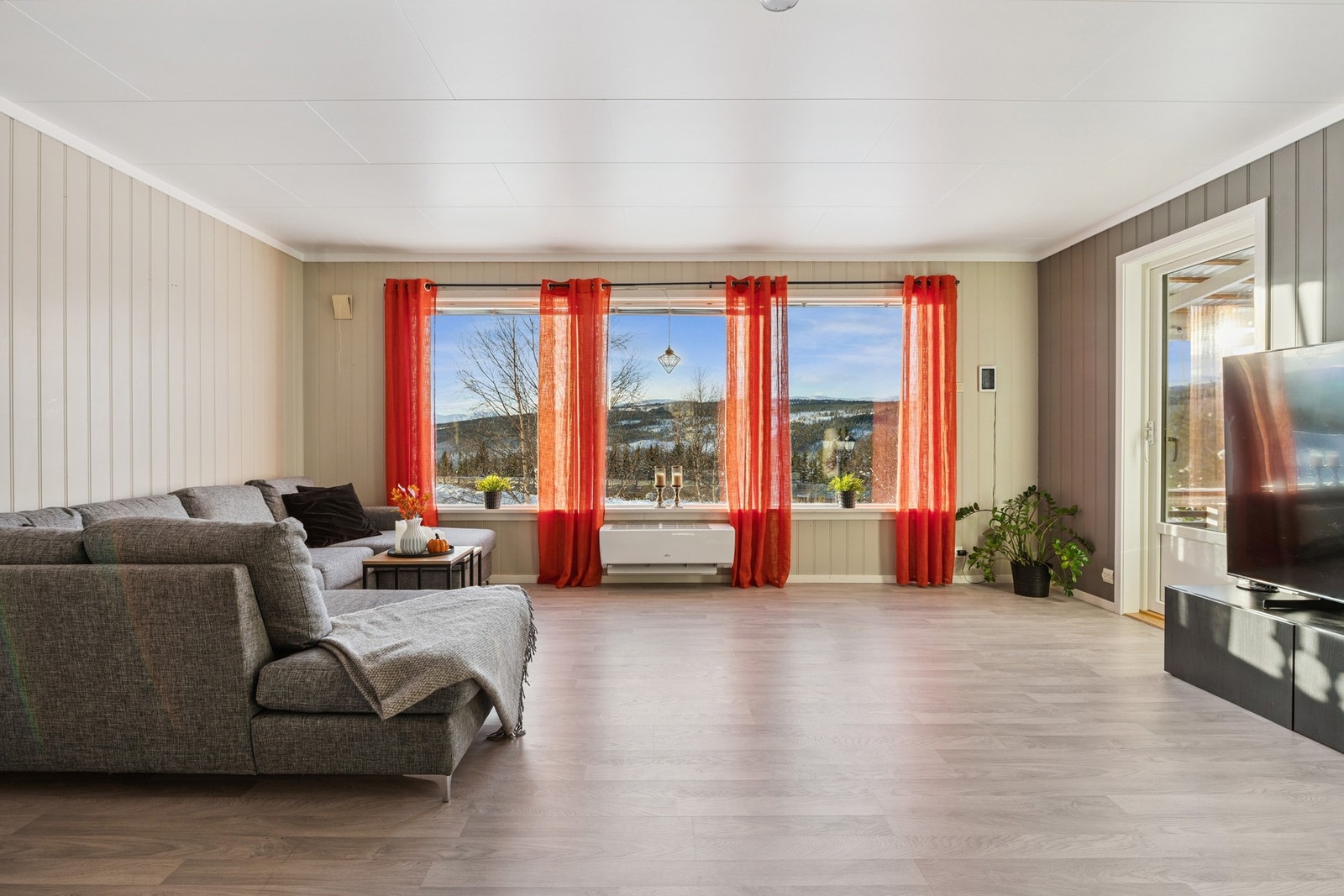 Boligen er har en praktisk planløsning med alt på 1 plan 3, soverom, wc, bad og romslig stuen og kjøkken. Galleribilde