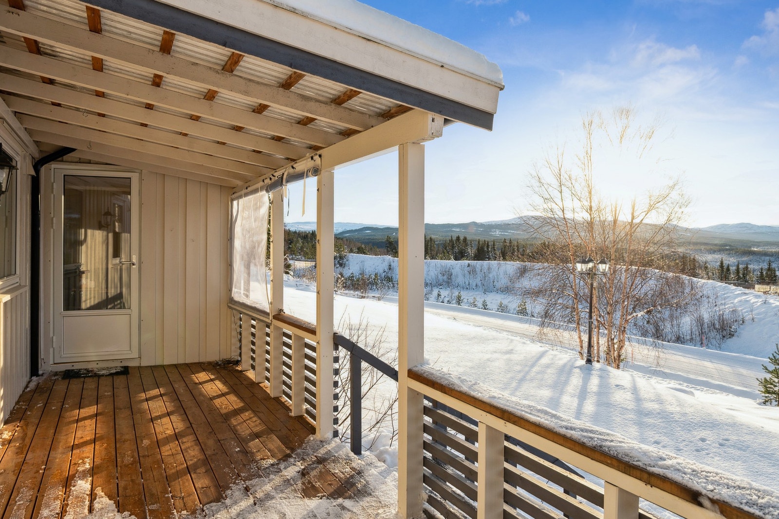 Fra stuen har man utgang til terrasse. Galleribilde
