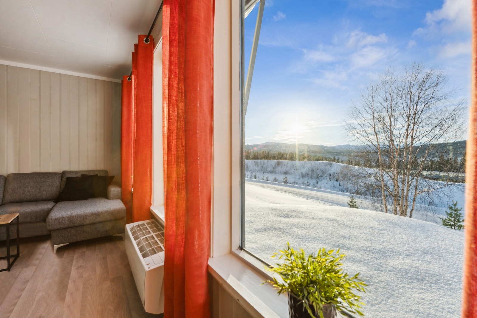 Alle vinduer bortsett fra fastvinduer stue og bad er skiftet, nye ytterdører og innerdører Galleribilde