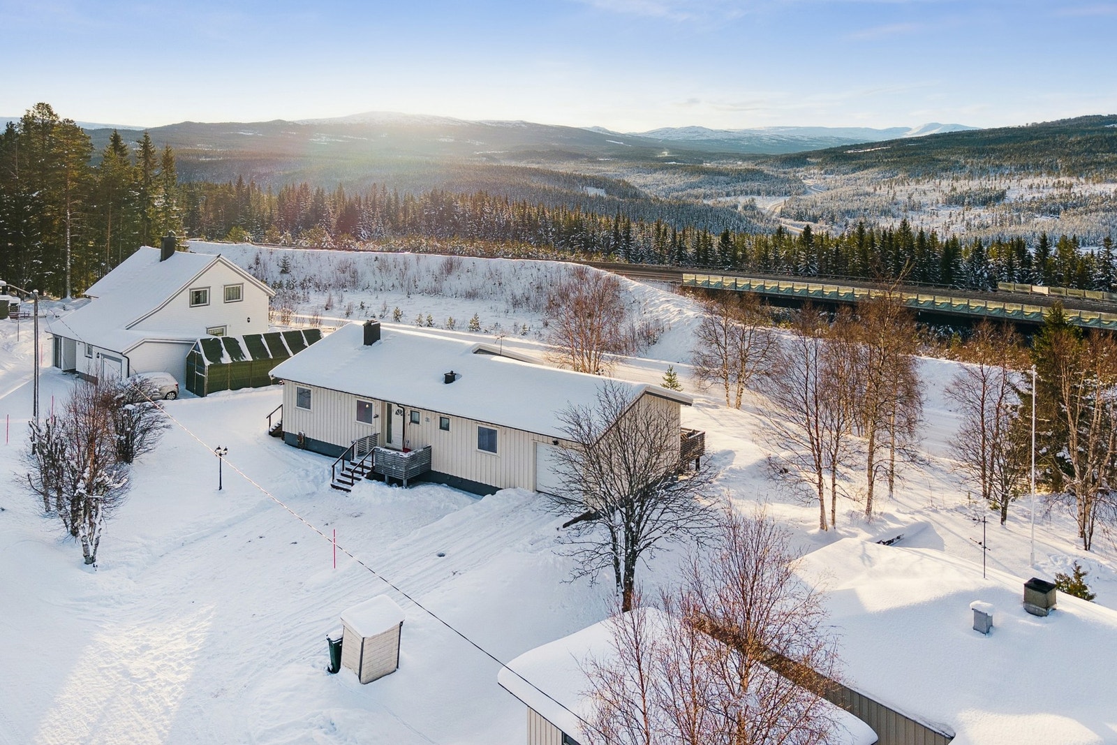 Boligen er oppgradert og godt vedlikeholdt med bla ny taktekking og drenering, se eget punkt i annonsen vedlikehold/oppgradering. Galleribilde