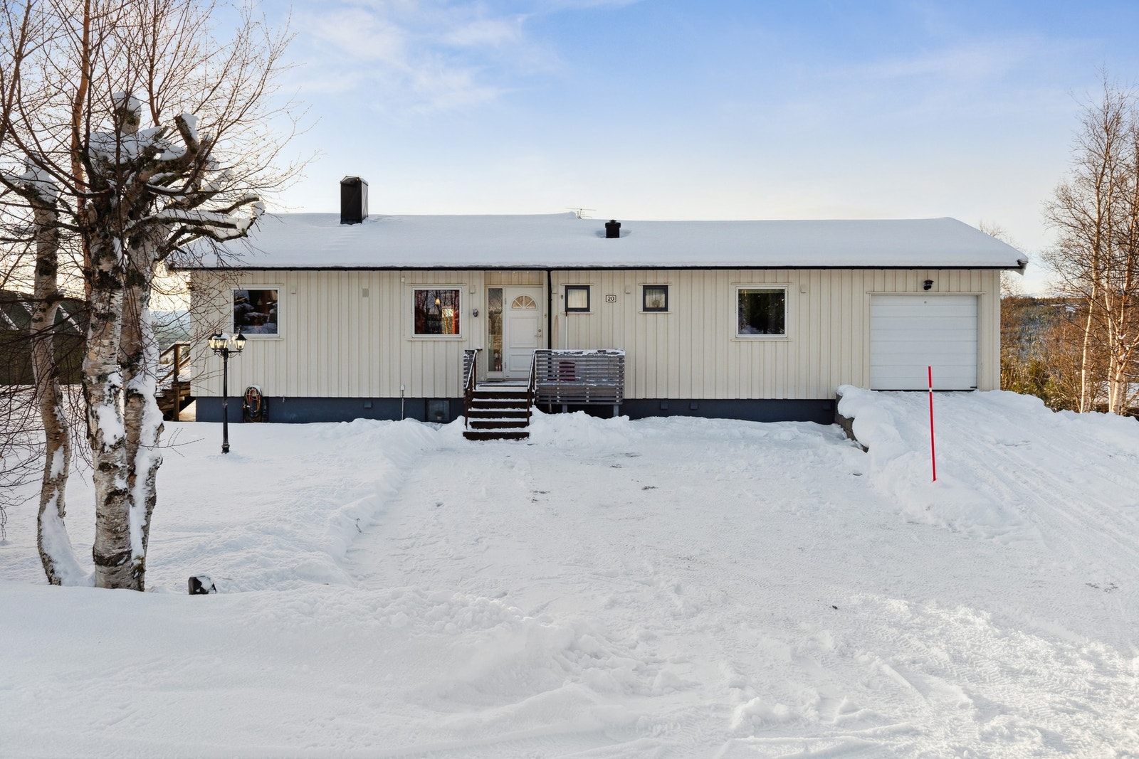 Eiendommen ligger flott plassert uten innsyn og har vid utsikt fra hele hovedetasjen og terrassen Det er ca. 10 minutters kjøring til Berkåk sentrum med de fleste fasiliteter. Galleribilde