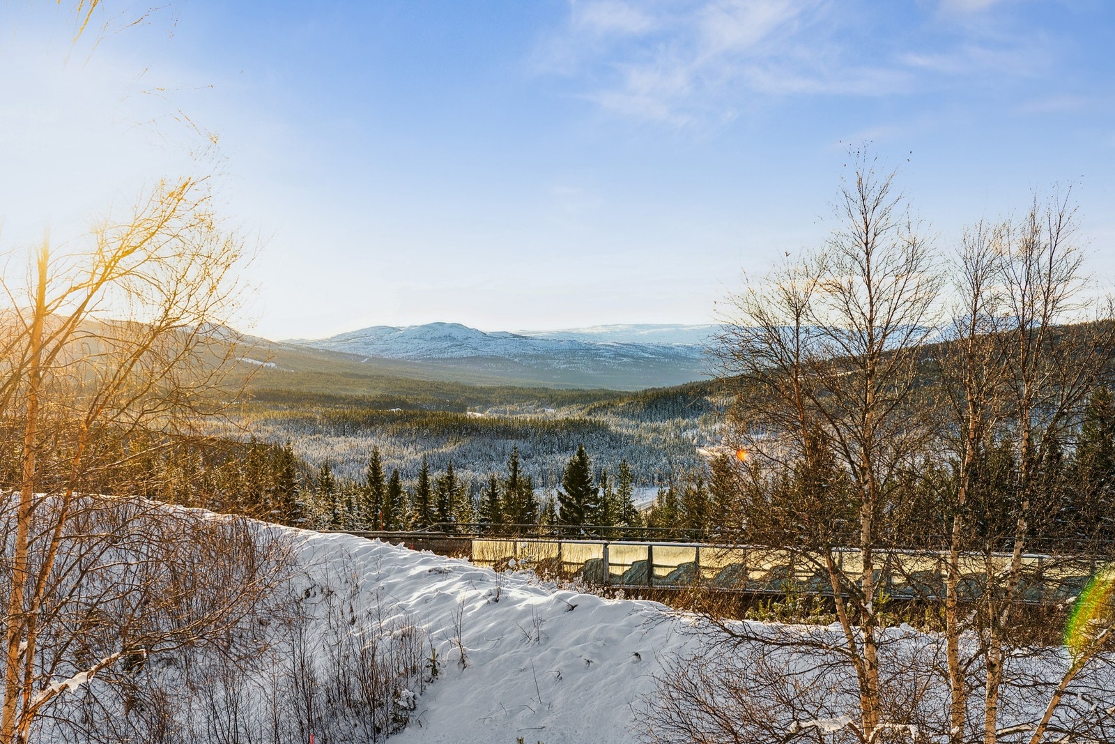 Fra flere rom i hovedetasjen og terrasse har man flott utsikt. Galleribilde