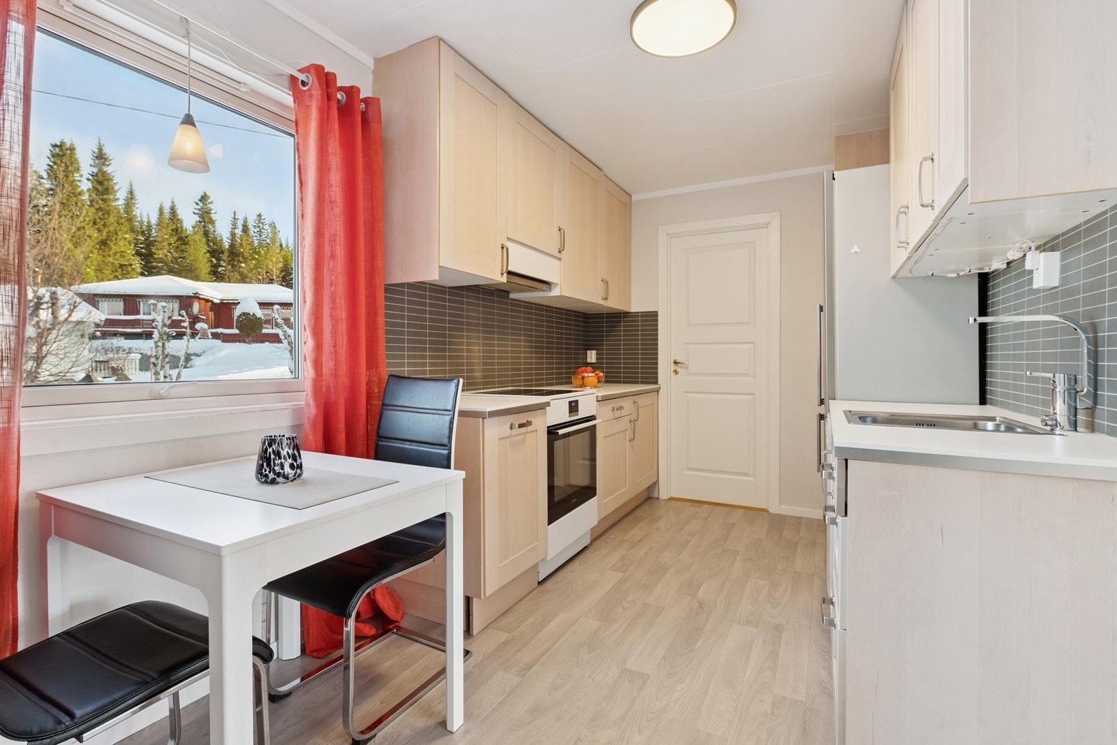 Kjøkkenet har stort vindu som gir godt med dagslys. Galleribilde