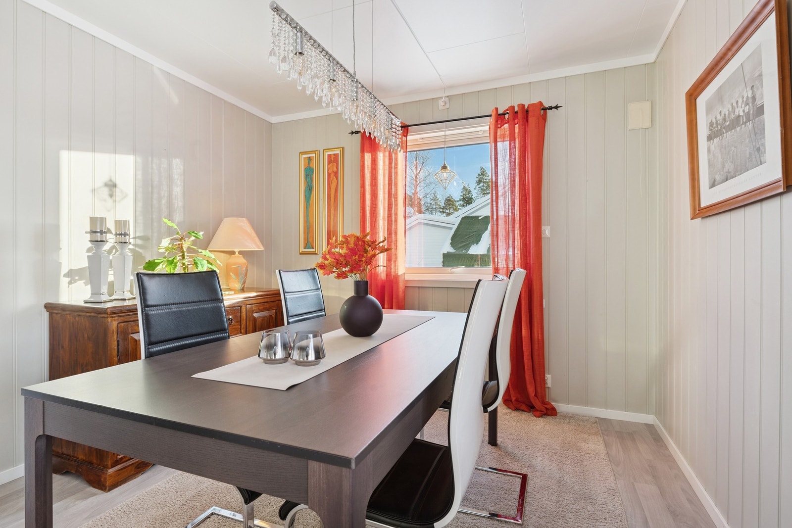 Spiseplass på stuen. Galleribilde