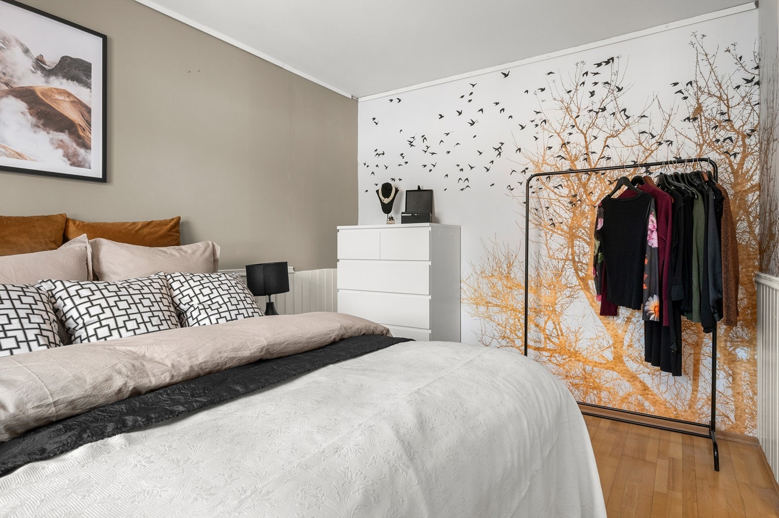 Her har du god plass til dobbeltseng og tilhørende møblement. Lettveggen kan fjernes til fordel for større stue, dersom det er ønskelig. Galleribilde