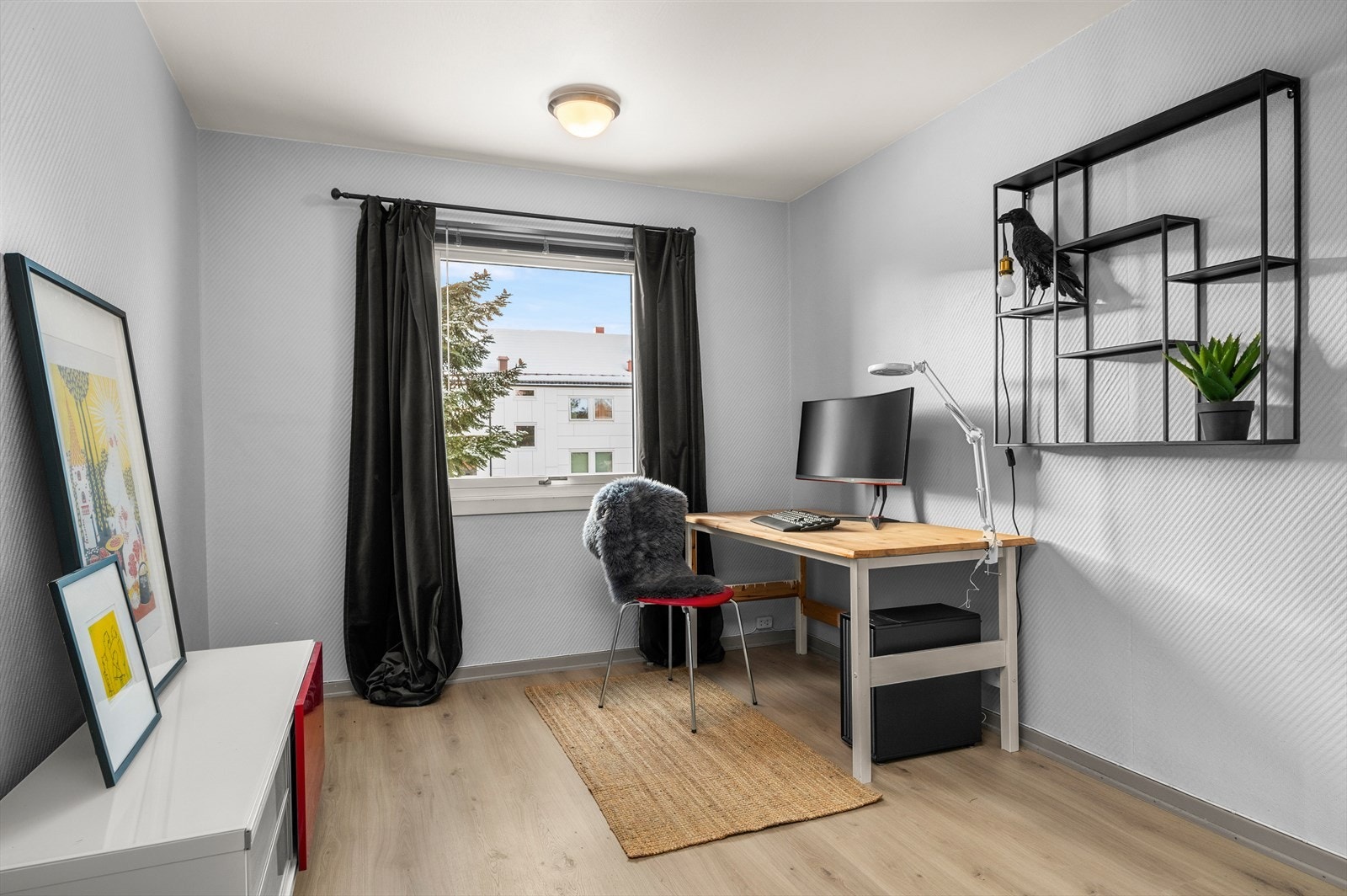 Det tredje og største soverommet er på 10,4 m². Dette er i dag innredet som kontor. Galleribilde