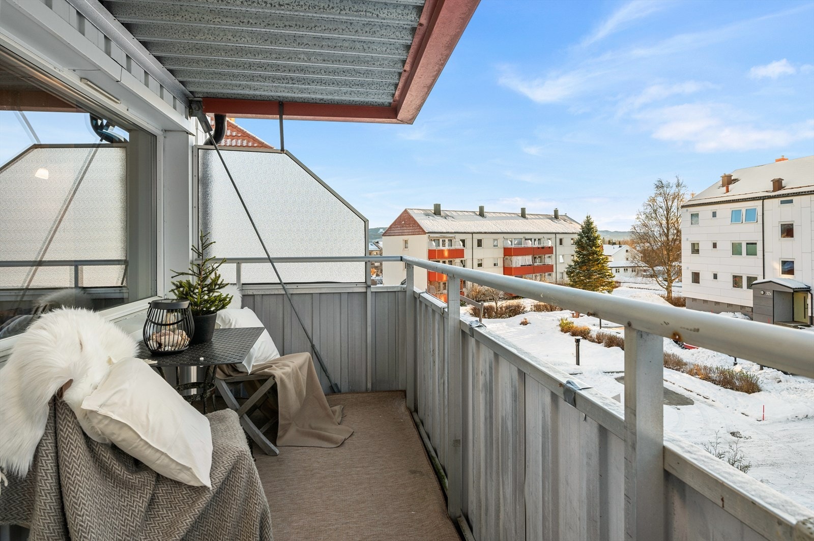 Her bor du med kort avstand til dagligvare, barnehage, skoler og flotte tur- og rekreasjonsmuligheter. Det er også kort vei til Trondheim sentrum med "alt" av fasiliteter. Galleribilde