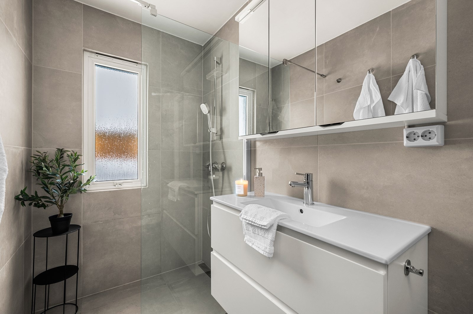 Moderne og flislagt bad på 3,9 m² som ble oppusset av fagfolk i 2023. Galleribilde