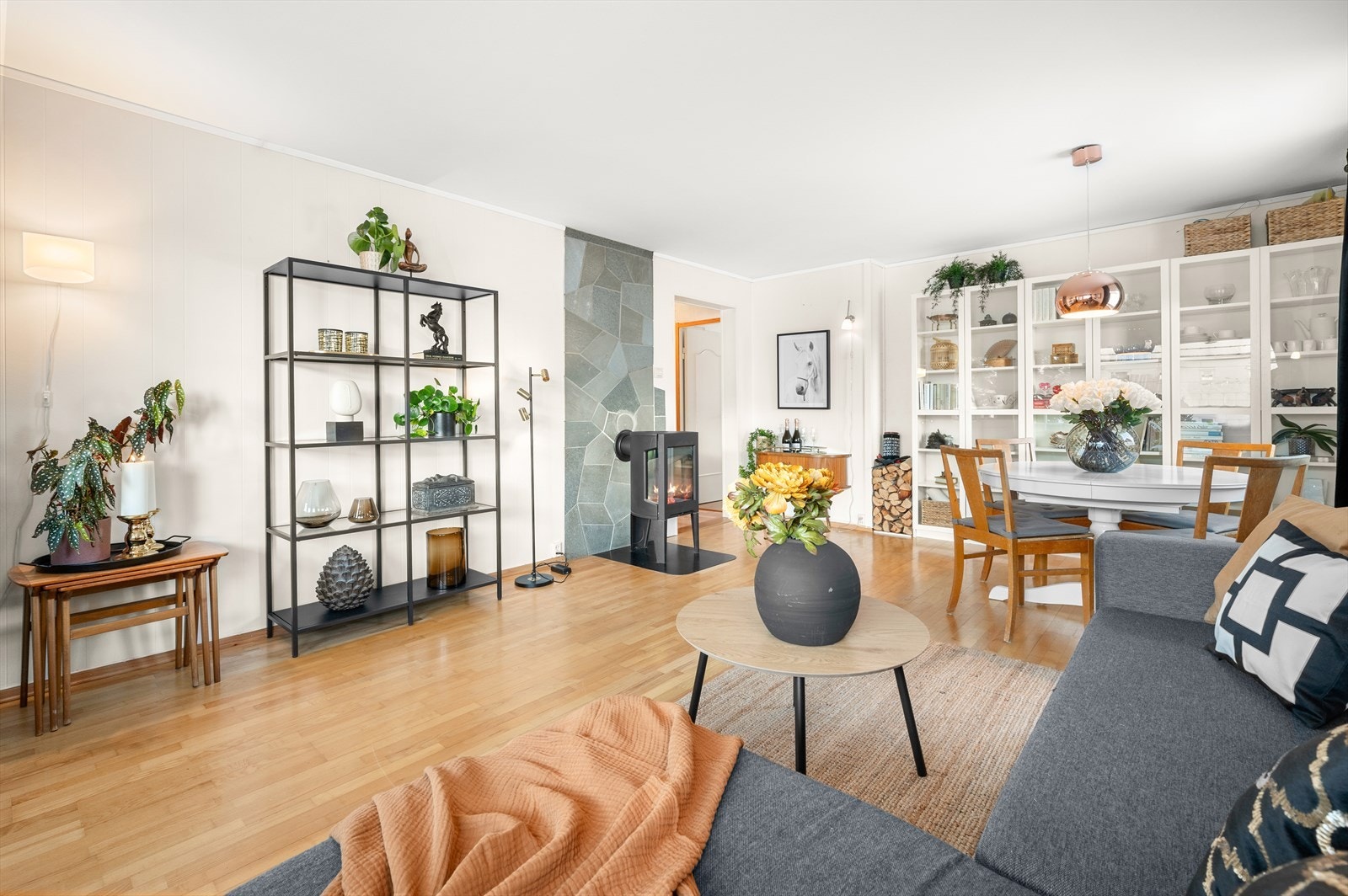 Leilighetens romslige stue er på 20,8 m² og tilbyr flere møbleringsmuligheter. Galleribilde