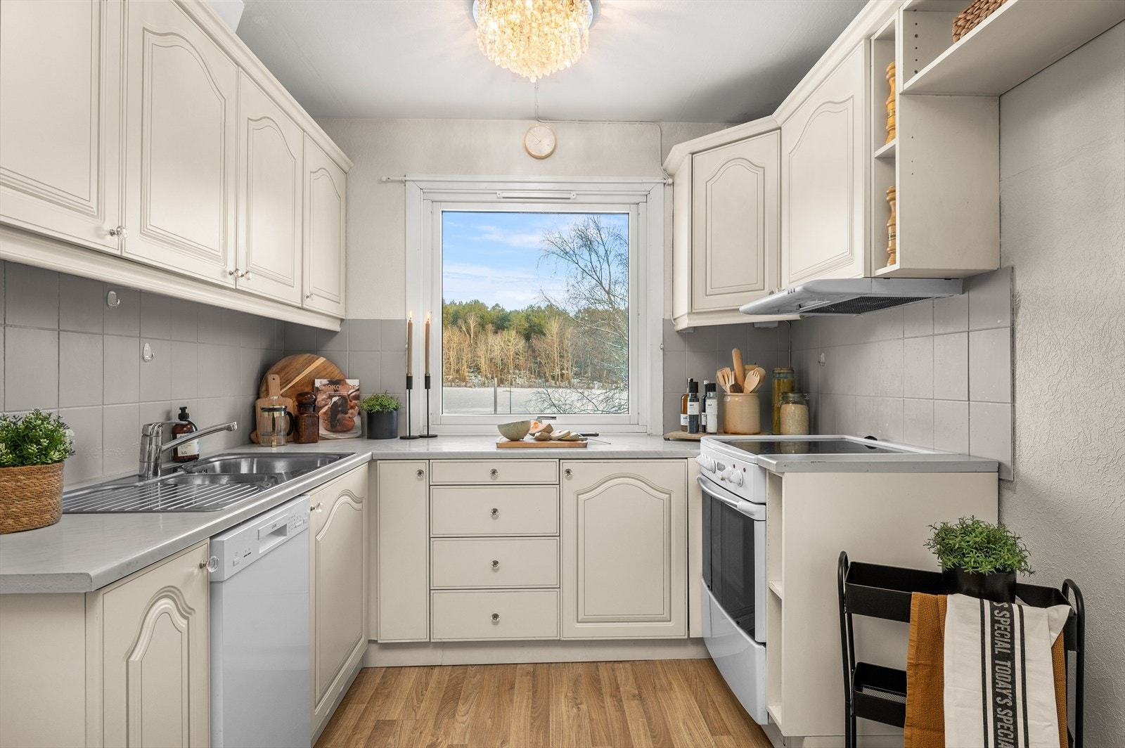 Kjøkkenet er på 9,2 m² og ligger praktisk adskilt fra stuen. Det er etablert lekkasjevakt. Galleribilde