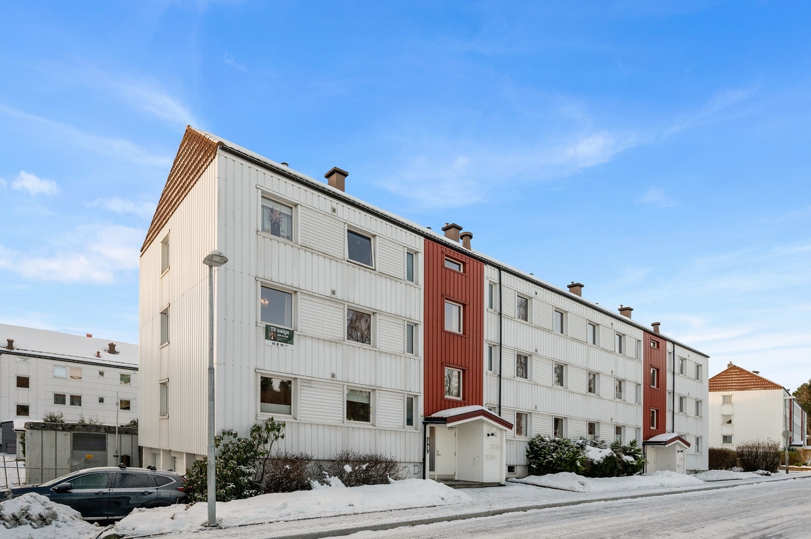 Det er mulighet for parkering ved søknad til styret. Borettslaget har 24 boenheter, 6 garasjeplasser og 10 parkeringsplasser med el-lader. Parkeringsplassene tildeles etter ansiennitet. Det pågår for tiden arbeid på Viktor Baumanns vei. Konferer megler. Galleribilde