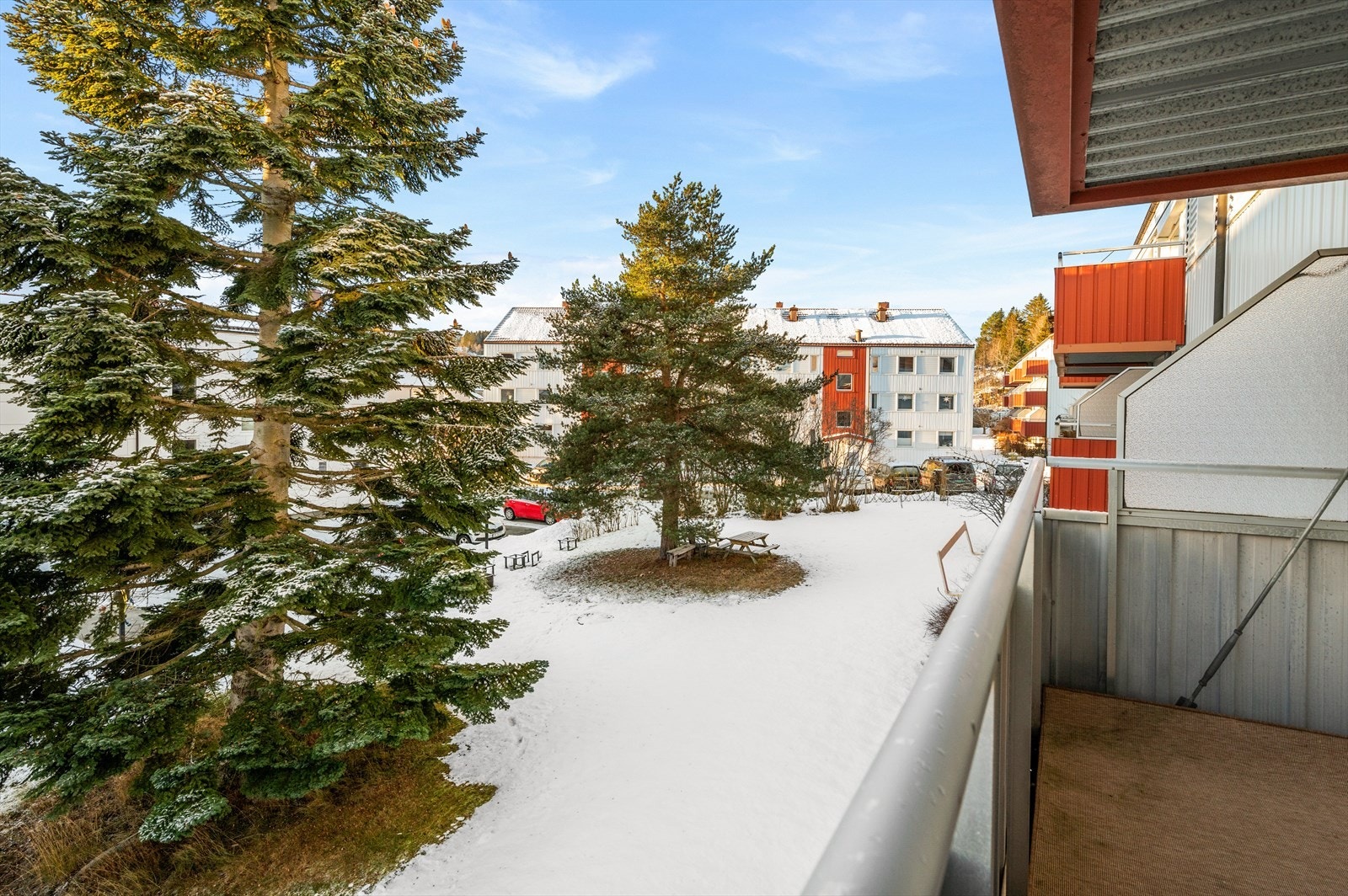 Direkte fra stuen ligger leilighetens overbygde balkong på 6,6 m², som byr på gode solforhold fra ca. 09:00 til 22:00 i sommerhalvåret. Galleribilde