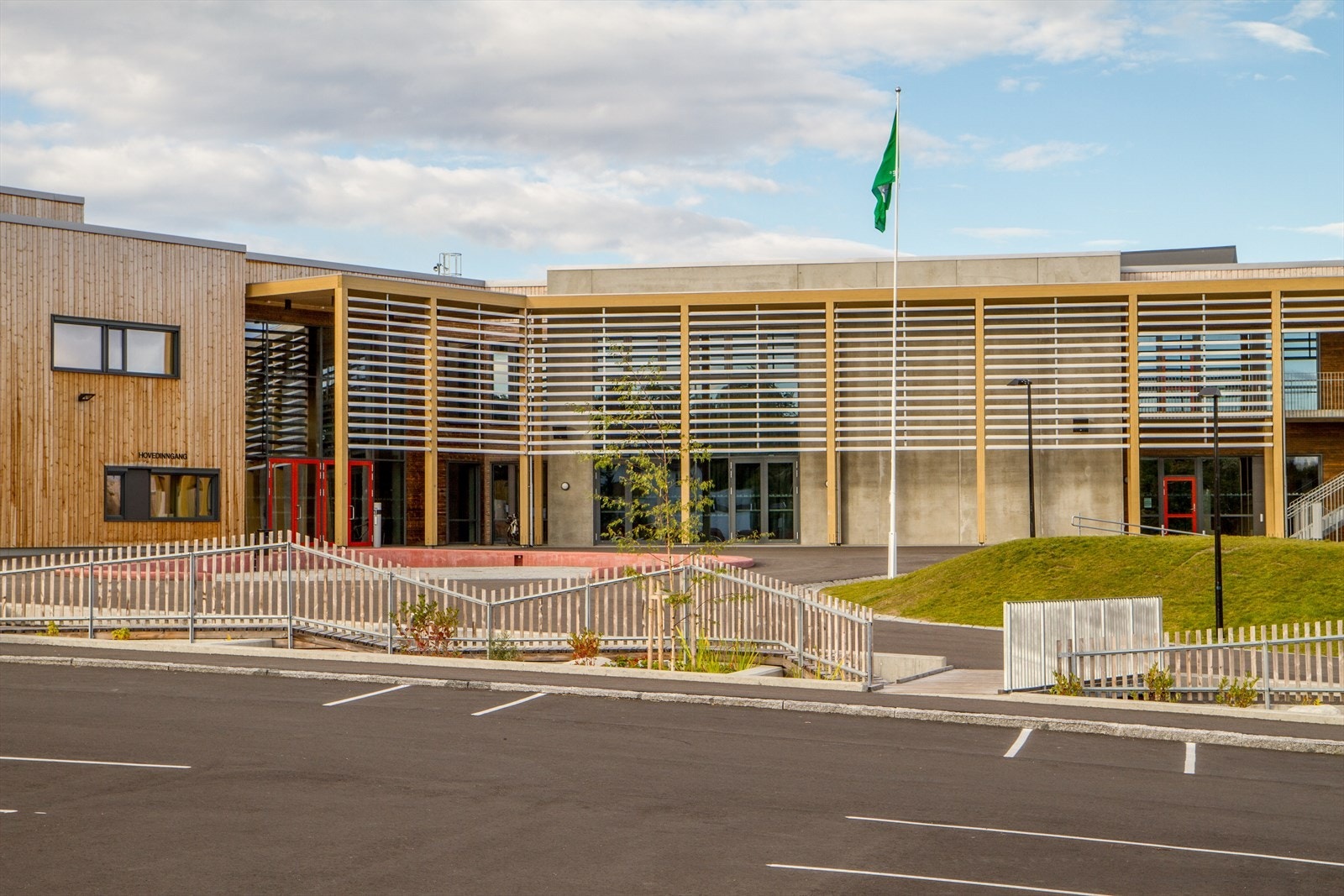 Åsveien skole ligger rundt 7 minutters gange fra leiligheten. Galleribilde