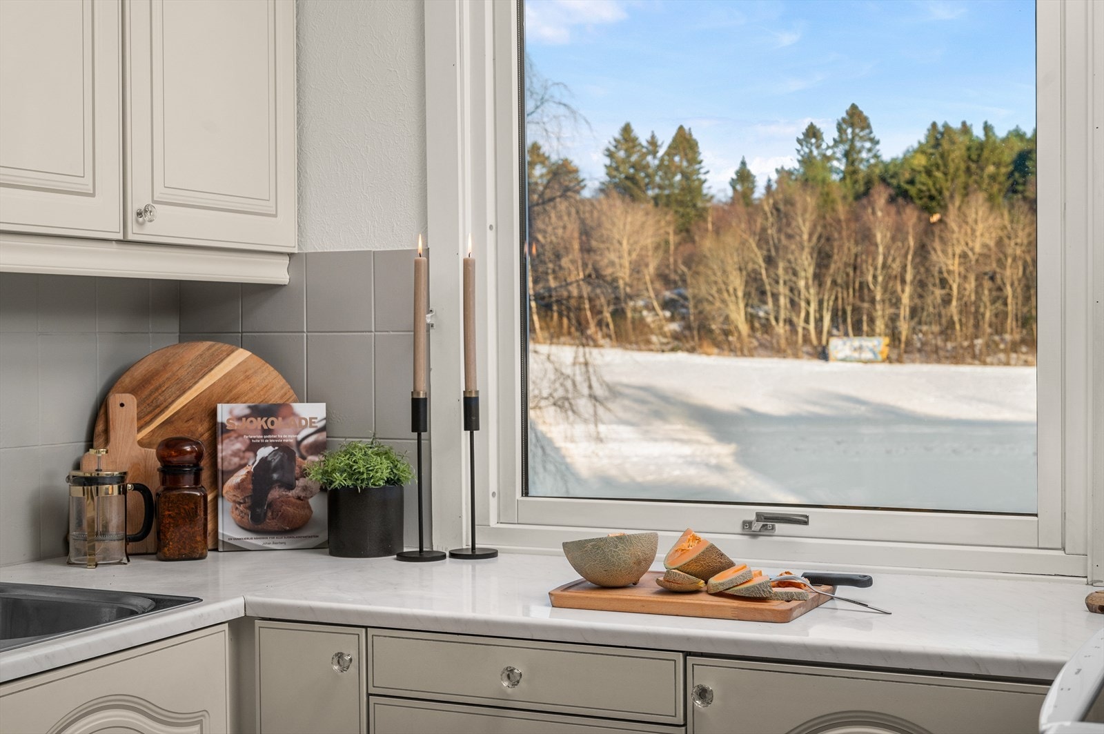 Her får du rikelig med naturlig lysinnslipp. De månedlige felleskostnadene inkluderer blant annet betjening av andel fellesgjeld, tv, internett, kommunale avgifter, felles bygningsforsikring og diverse vedlikehold/drift iht. regnskap. Galleribilde